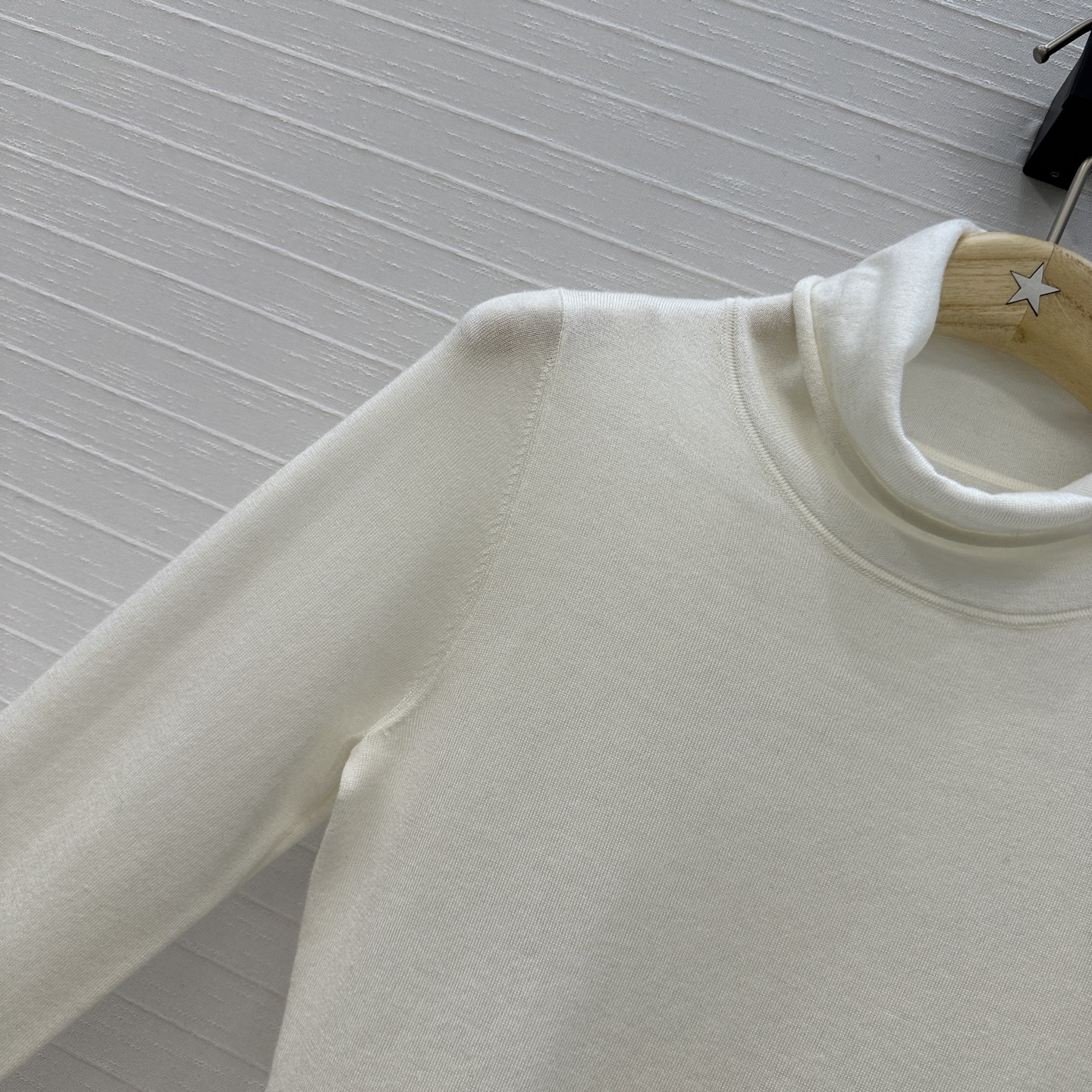 爆单推荐❤️Dio*经典回归人手必备的羊毛针织打底衫！定制CD刺绣标志低调奢华。气质高领修身版型不挑人精