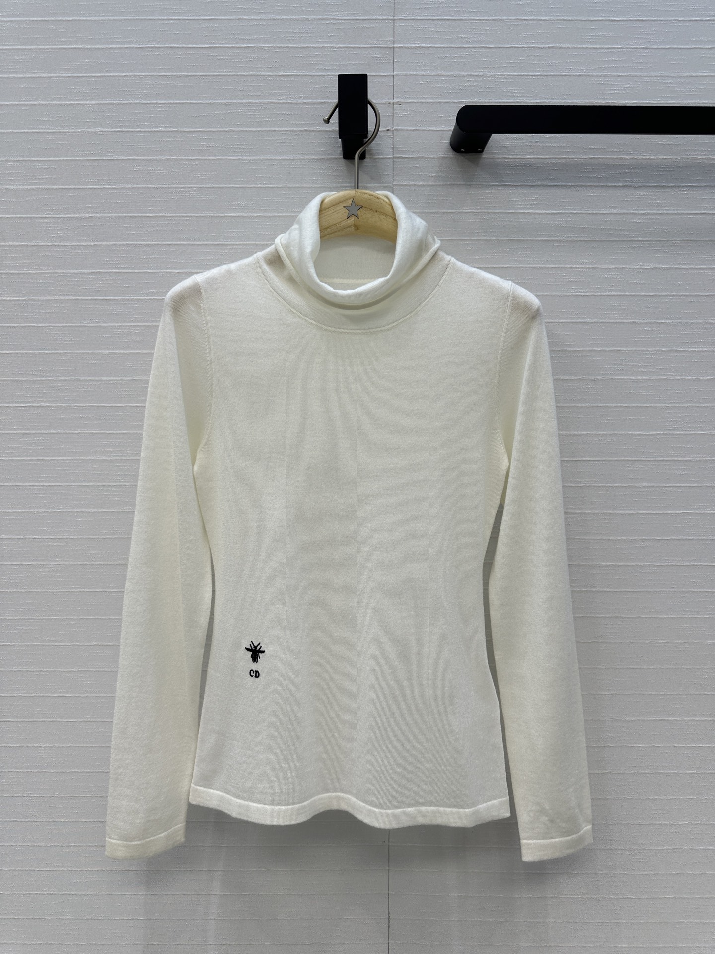 爆单推荐❤️Dio*经典回归人手必备的羊毛针织打底衫！定制CD刺绣标志低调奢华。气质高领修身版型不挑人精