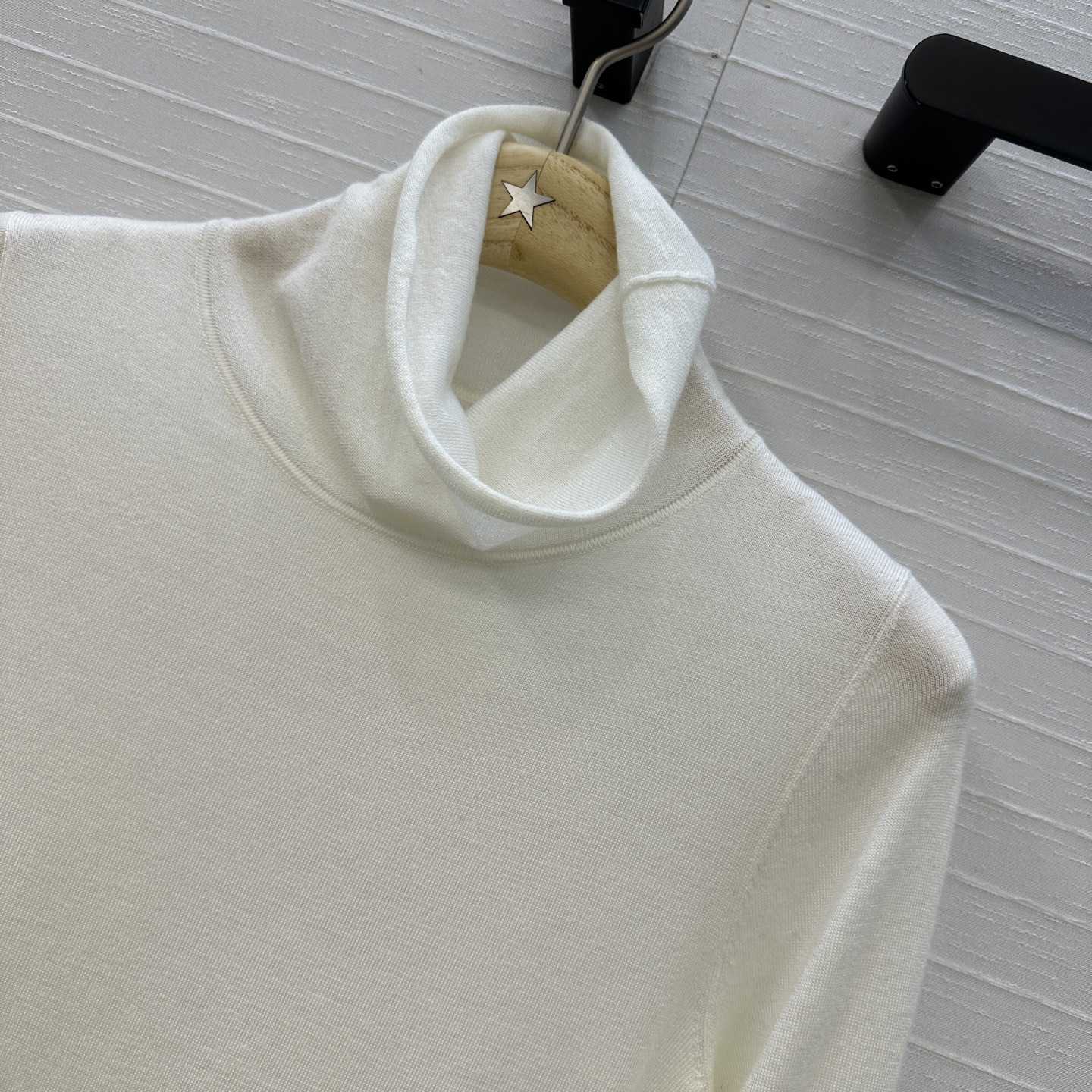 爆单推荐❤️Dio*经典回归人手必备的羊毛针织打底衫！定制CD刺绣标志低调奢华。气质高领修身版型不挑人精