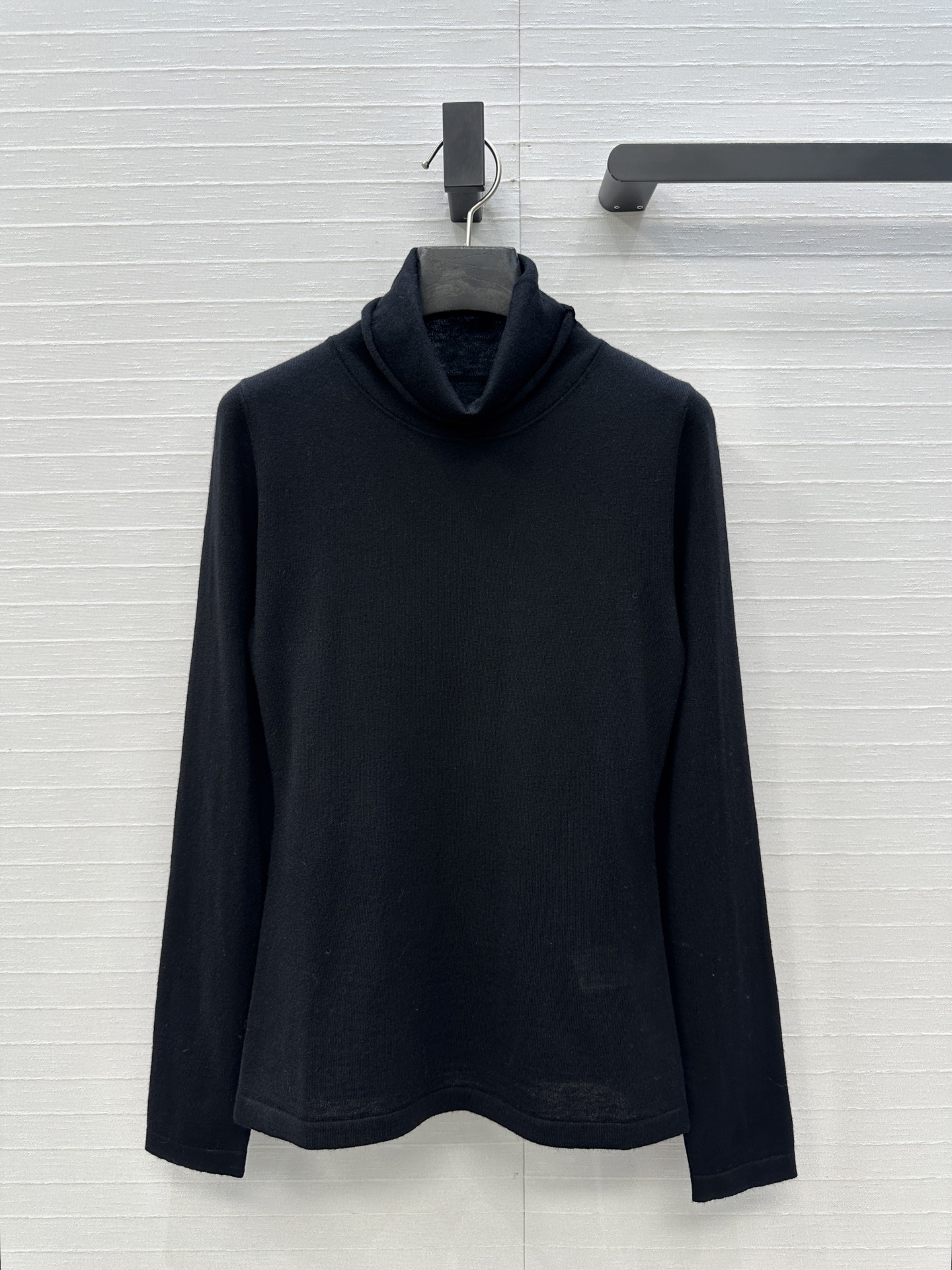 爆单推荐❤️Alai*秋冬人手必备的羊毛针织打底衫！后领定制刺绣标志低调奢华。气质高领修身版型不挑人精致