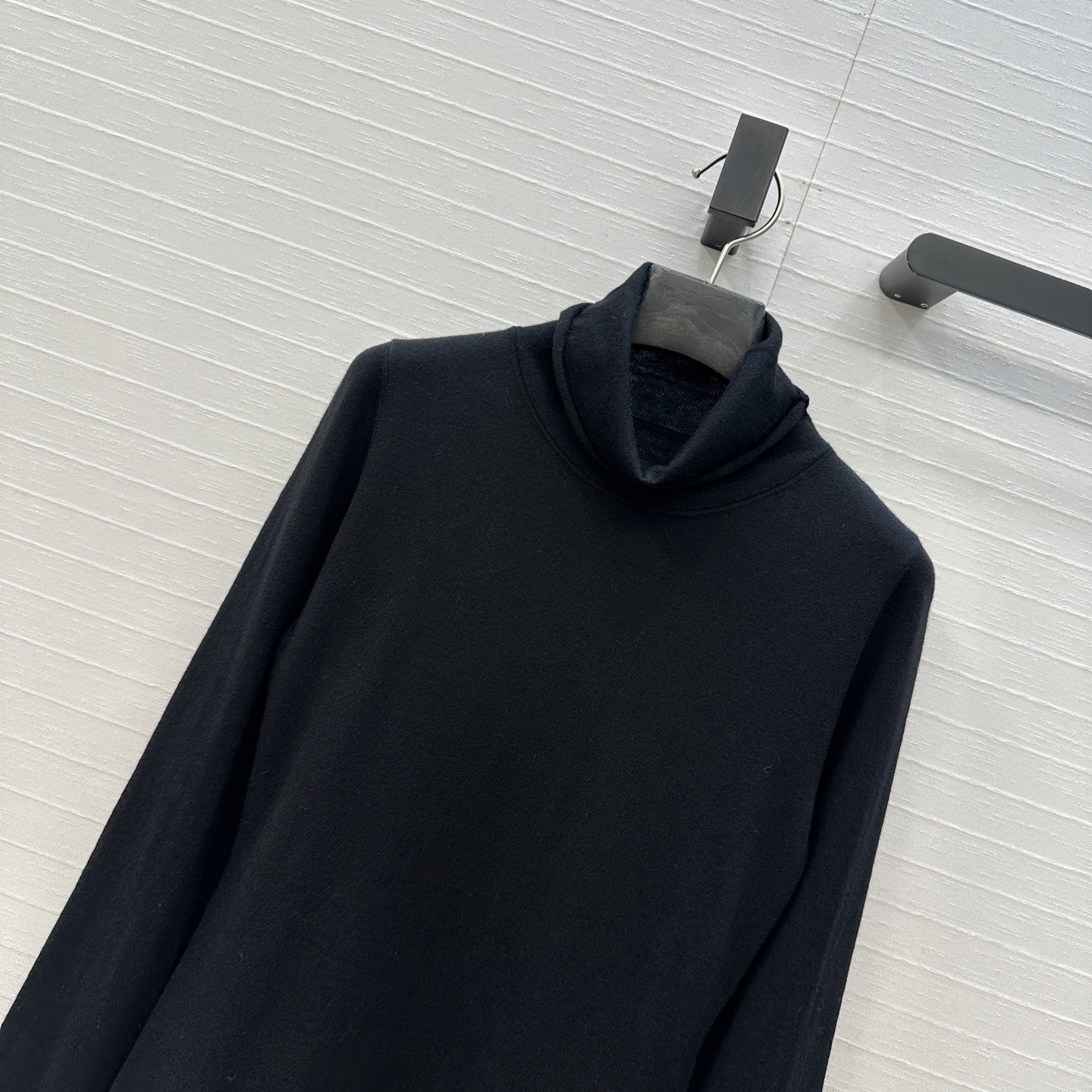 爆单推荐❤️Alai*秋冬人手必备的羊毛针织打底衫！后领定制刺绣标志低调奢华。气质高领修身版型不挑人精致