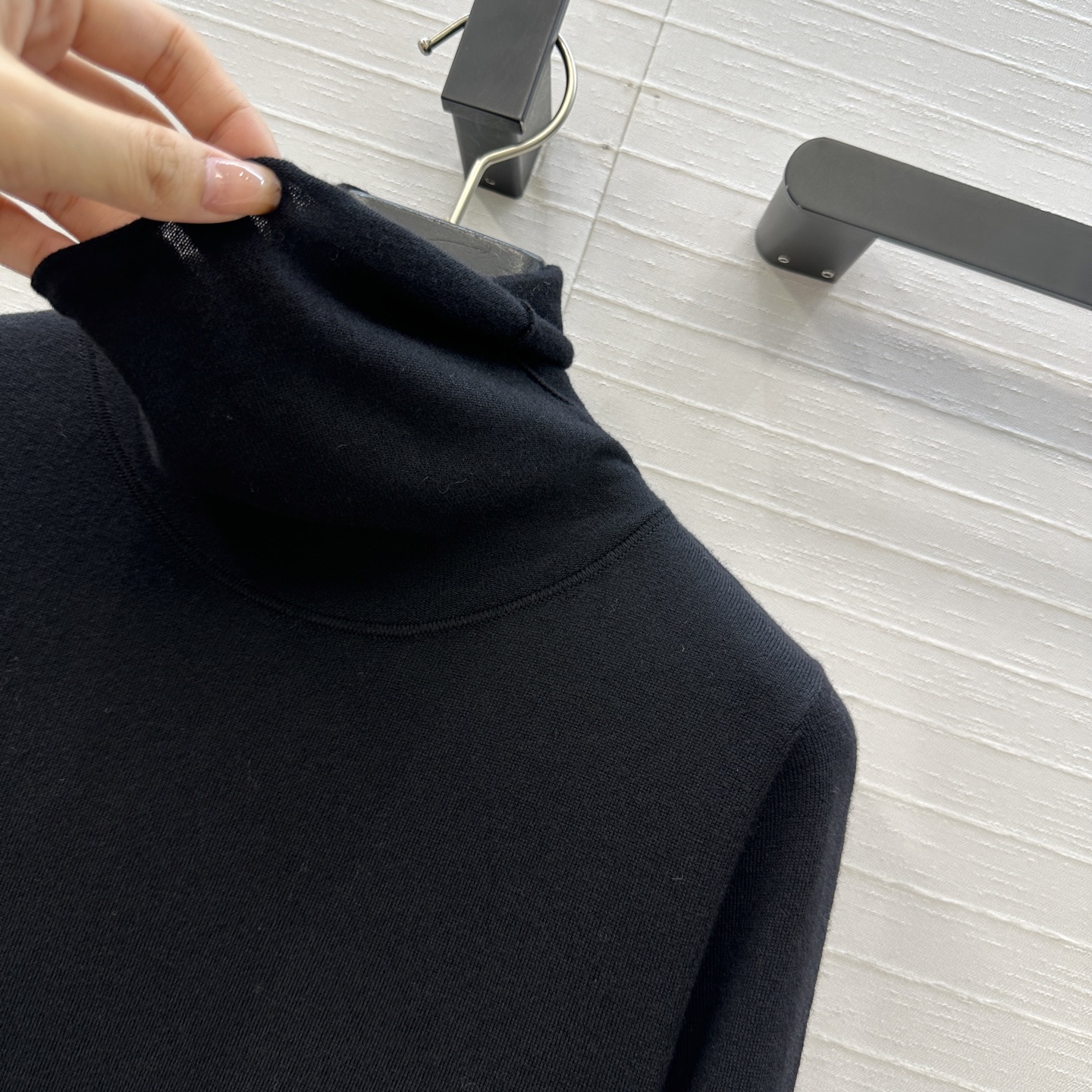 爆单推荐❤️Alai*秋冬人手必备的羊毛针织打底衫！后领定制刺绣标志低调奢华。气质高领修身版型不挑人精致