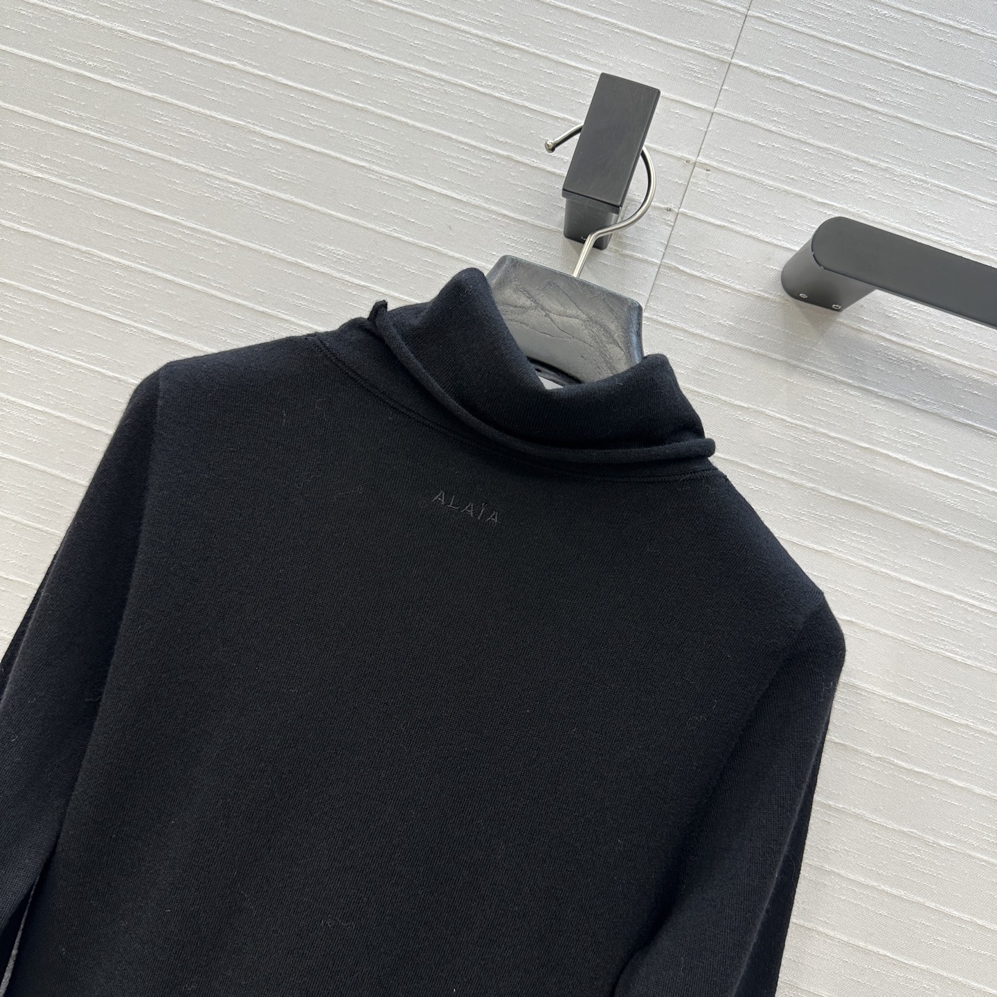 爆单推荐❤️Alai*秋冬人手必备的羊毛针织打底衫！后领定制刺绣标志低调奢华。气质高领修身版型不挑人精致
