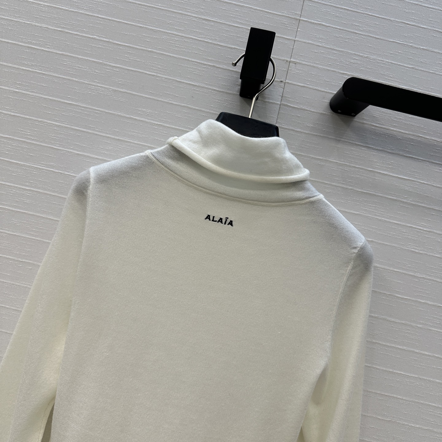 爆单推荐❤️Alai*秋冬人手必备的羊毛针织打底衫！后领定制刺绣标志低调奢华。气质高领修身版型不挑人精致