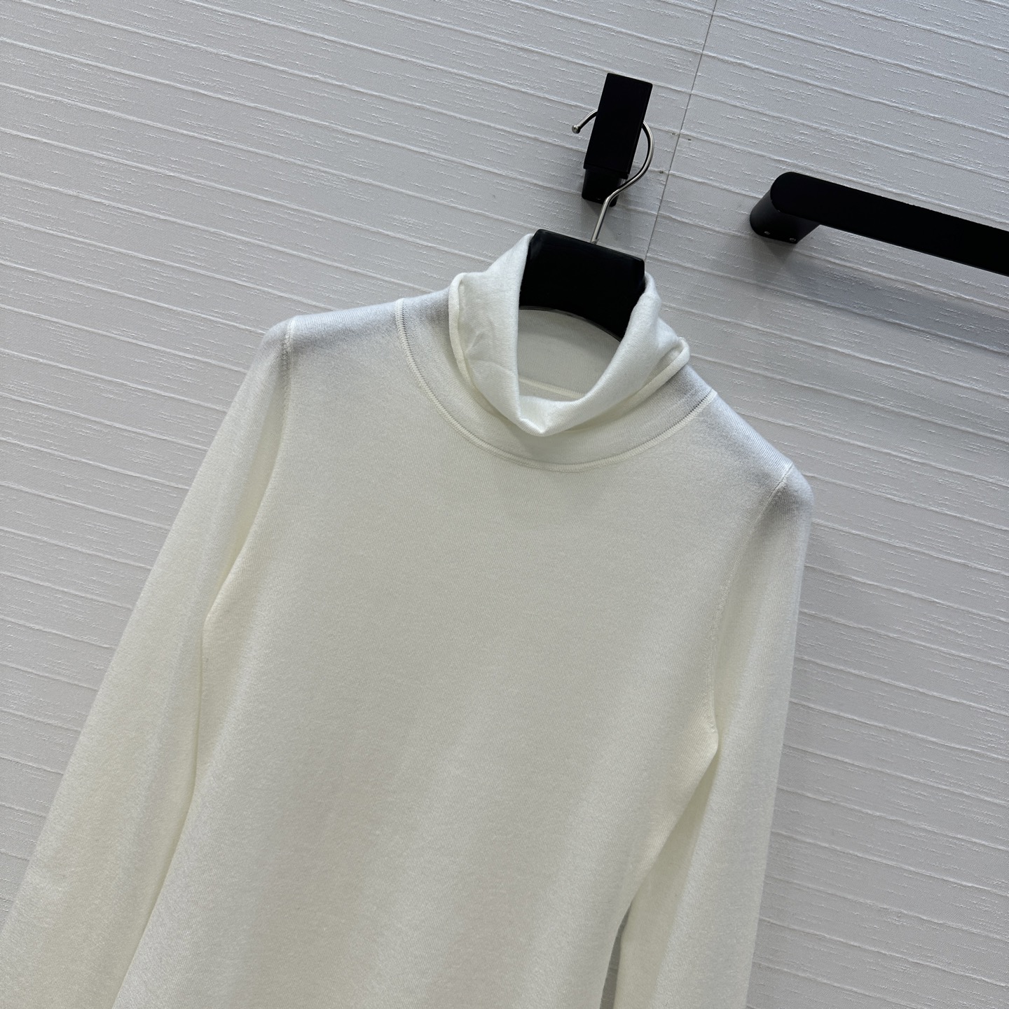 爆单推荐❤️Alai*秋冬人手必备的羊毛针织打底衫！后领定制刺绣标志低调奢华。气质高领修身版型不挑人精致