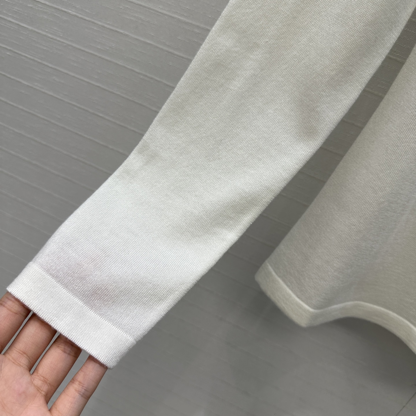 爆单推荐❤️Alai*秋冬人手必备的羊毛针织打底衫！后领定制刺绣标志低调奢华。气质高领修身版型不挑人精致