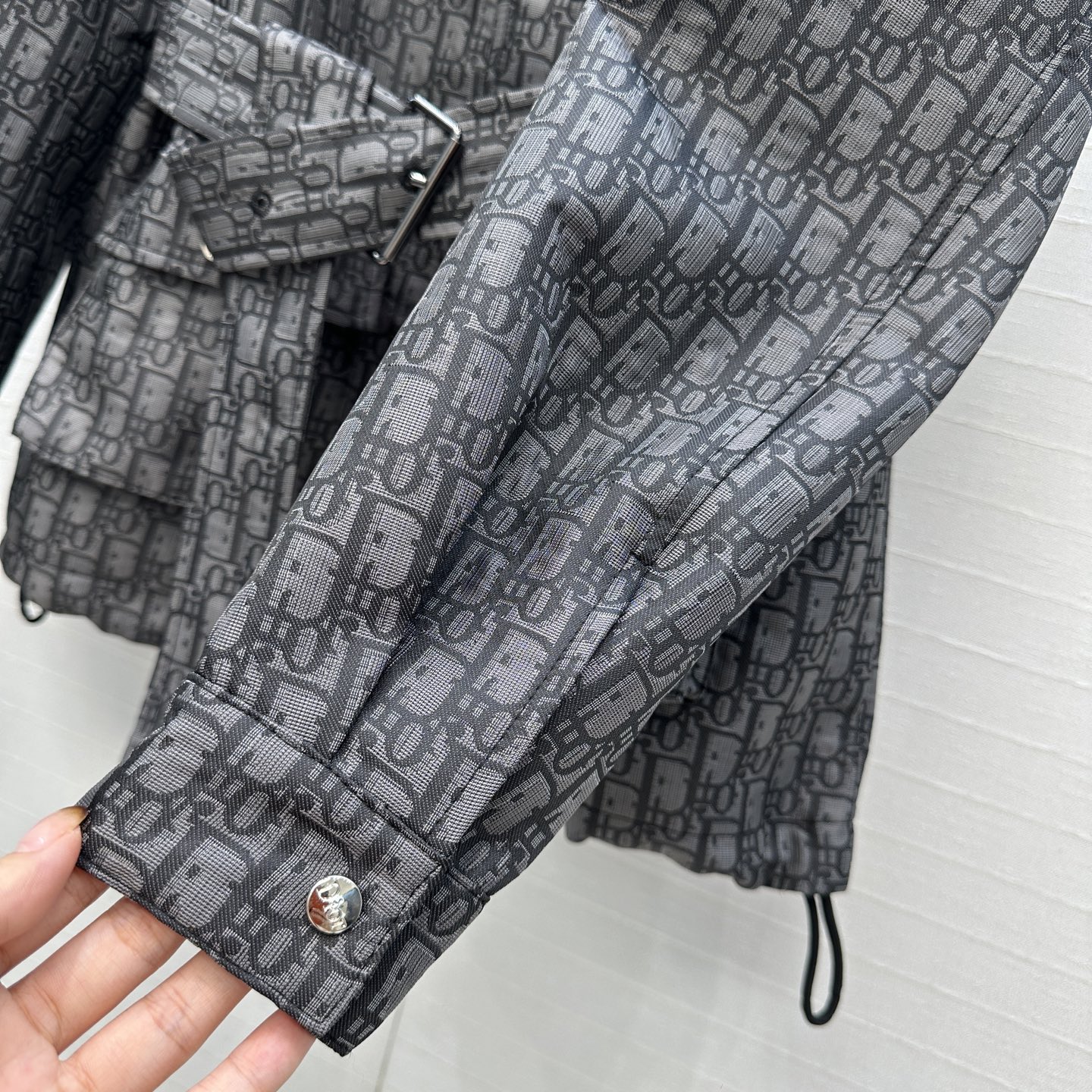 强烈推荐🤞D io*早秋新品，深灰色调经典logo提花冲锋外套，定制塔夫绸提花面料！经典系带宽松版型百搭