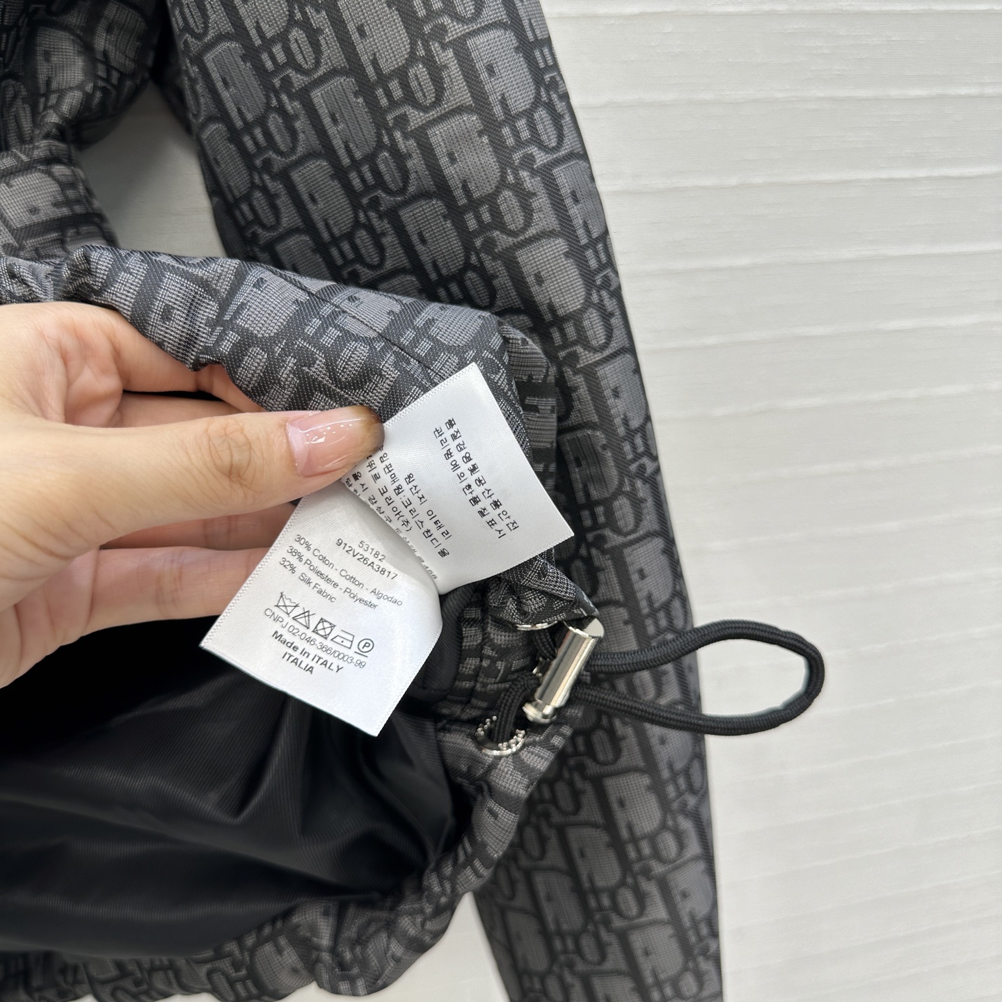 强烈推荐🤞D io*早秋新品，深灰色调经典logo提花冲锋外套，定制塔夫绸提花面料！经典系带宽松版型百搭