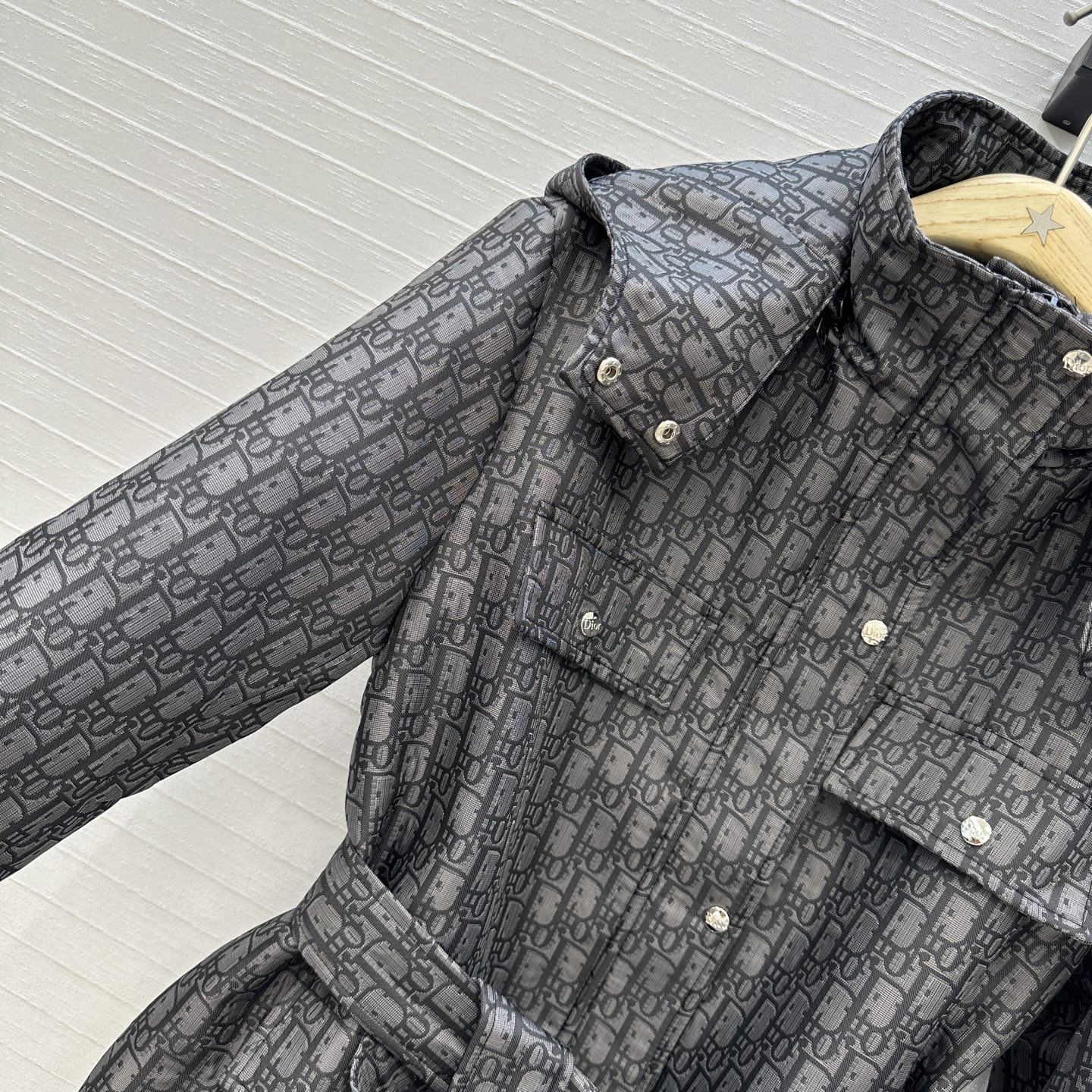 强烈推荐🤞D io*早秋新品，深灰色调经典logo提花冲锋外套，定制塔夫绸提花面料！经典系带宽松版型百搭