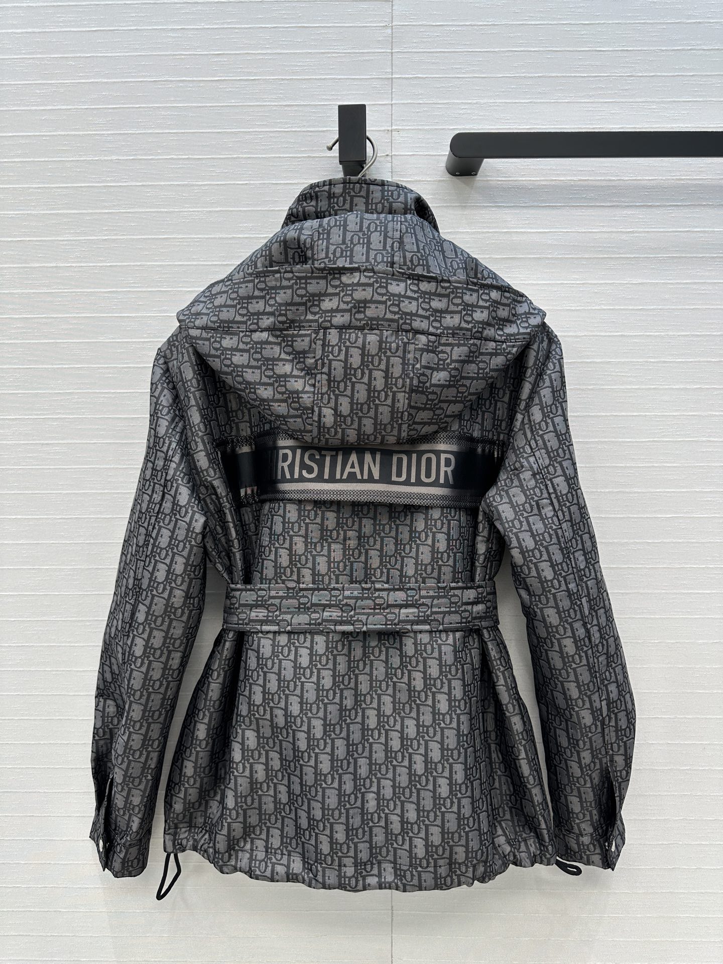 强烈推荐🤞D io*早秋新品，深灰色调经典logo提花冲锋外套，定制塔夫绸提花面料！经典系带宽松版型百搭