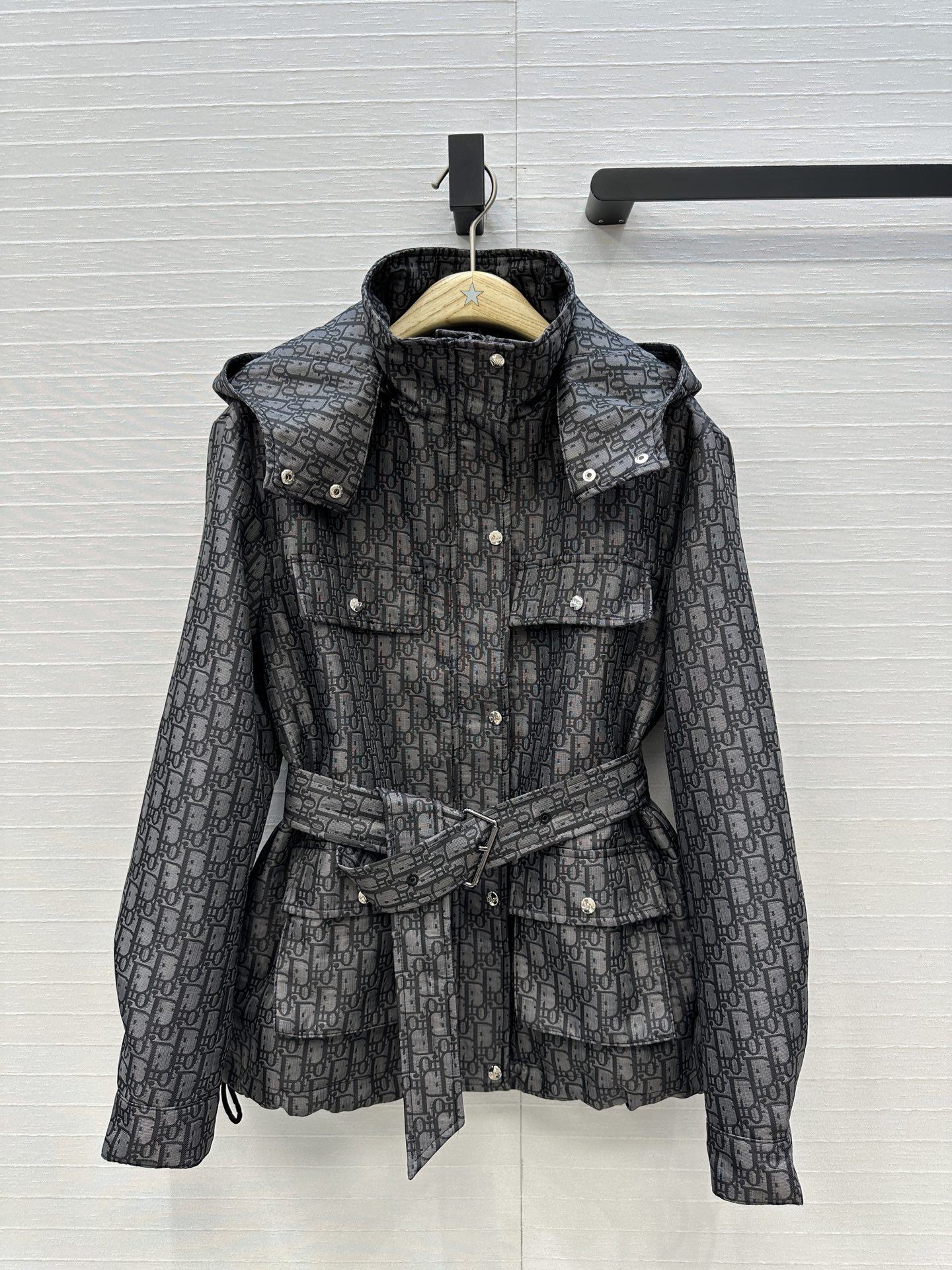 强烈推荐🤞D io*早秋新品，深灰色调经典logo提花冲锋外套，定制塔夫绸提花面料！经典系带宽松版型百搭