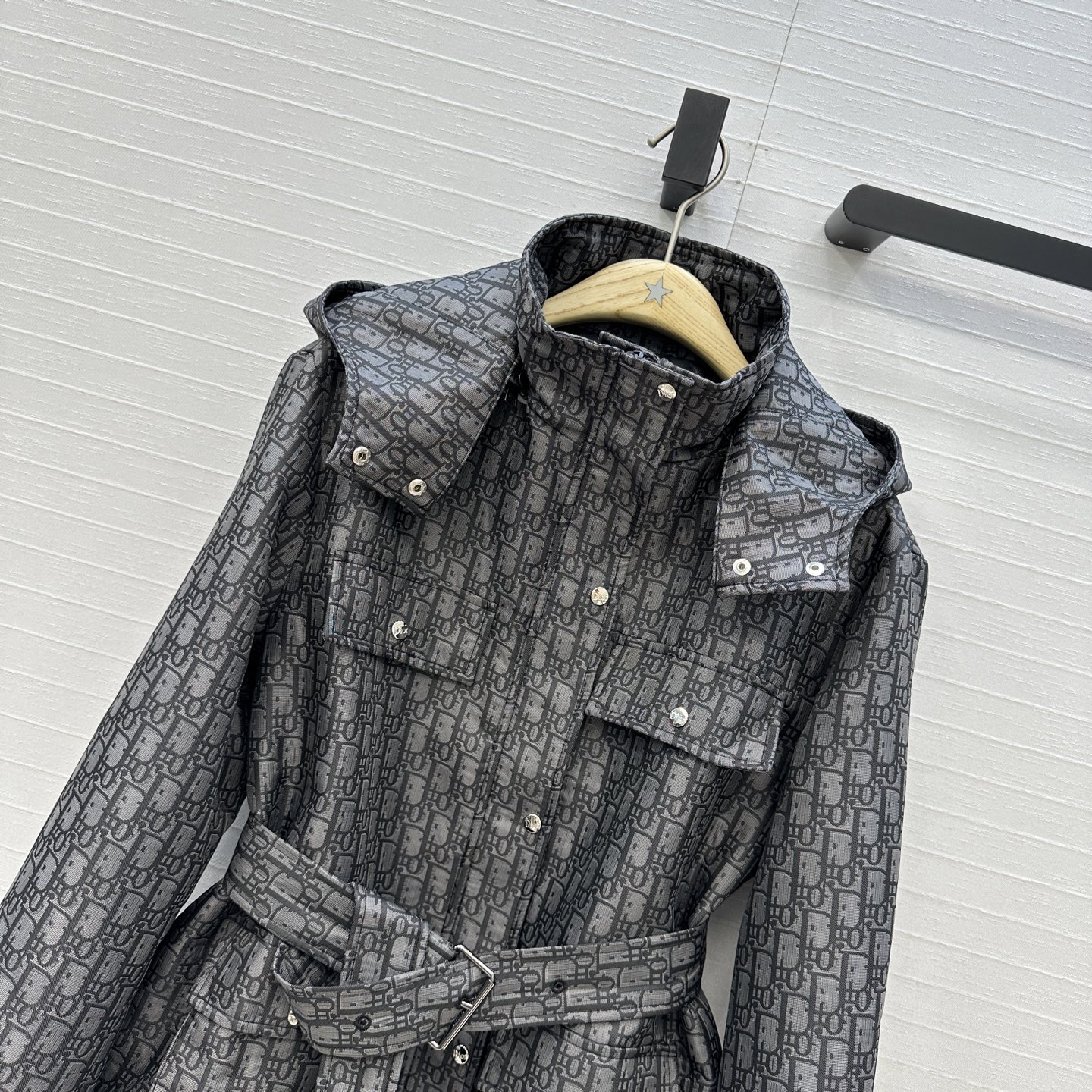 强烈推荐🤞D io*早秋新品，深灰色调经典logo提花冲锋外套，定制塔夫绸提花面料！经典系带宽松版型百搭