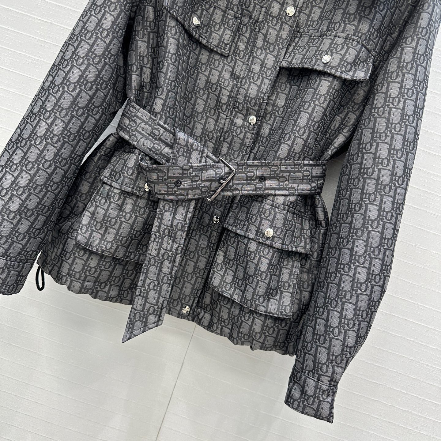 强烈推荐🤞D io*早秋新品，深灰色调经典logo提花冲锋外套，定制塔夫绸提花面料！经典系带宽松版型百搭