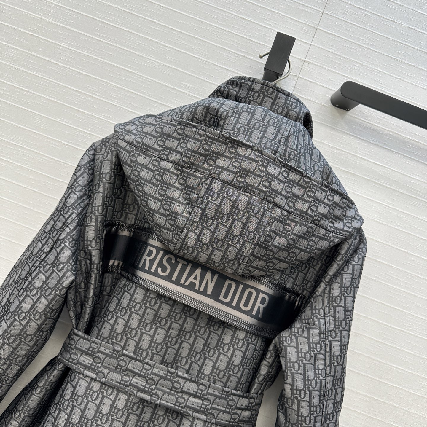 强烈推荐🤞D io*早秋新品，深灰色调经典logo提花冲锋外套，定制塔夫绸提花面料！经典系带宽松版型百搭