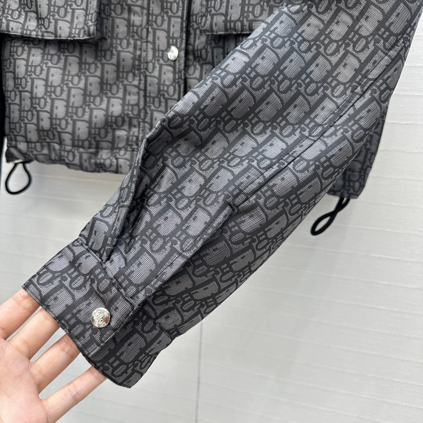 强烈推荐🤞D io*早秋新品，深灰色调经典logo提花短款夹克，定制塔夫绸提花面料！宽松H版型百搭时髦又