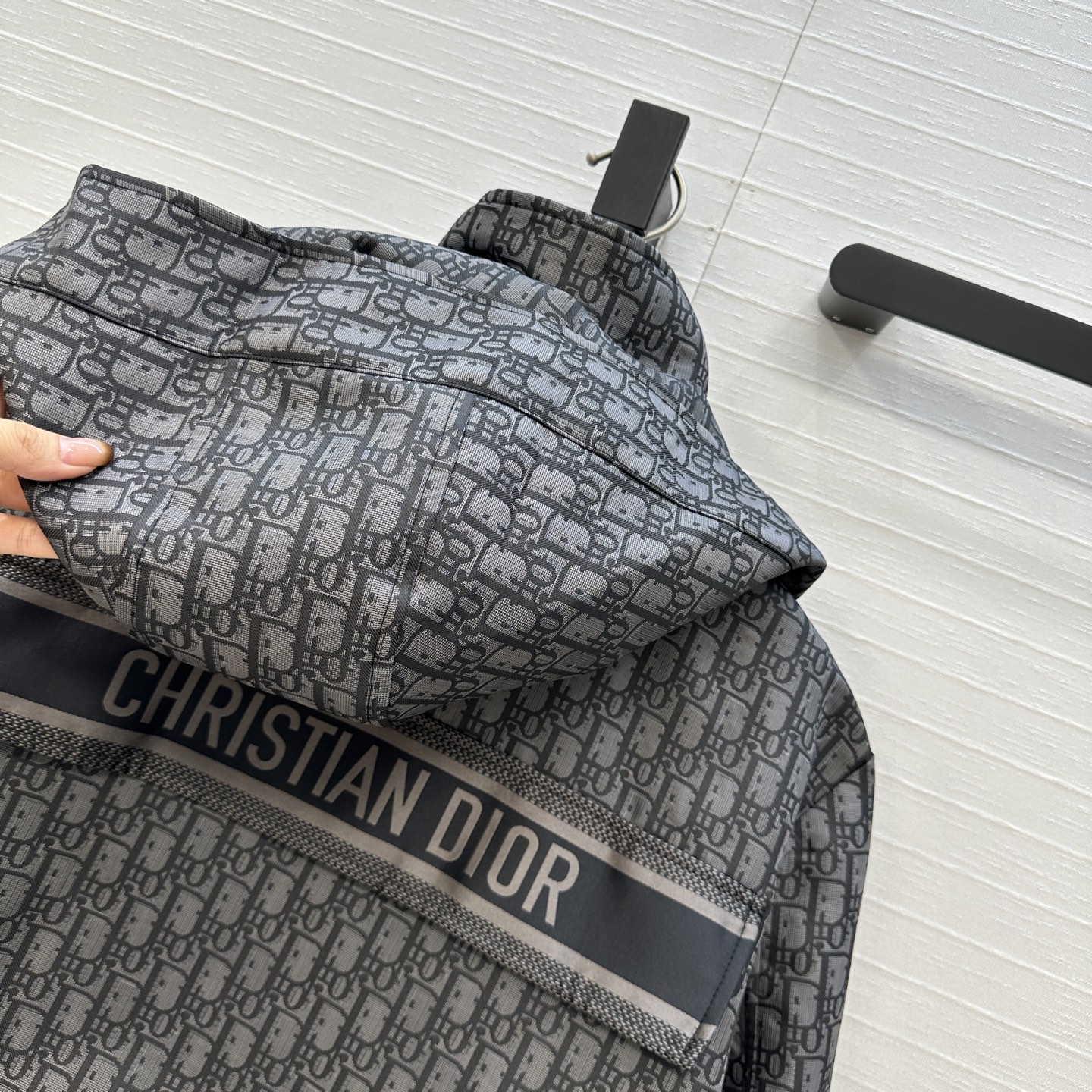 强烈推荐🤞D io*早秋新品，深灰色调经典logo提花短款夹克，定制塔夫绸提花面料！宽松H版型百搭时髦又