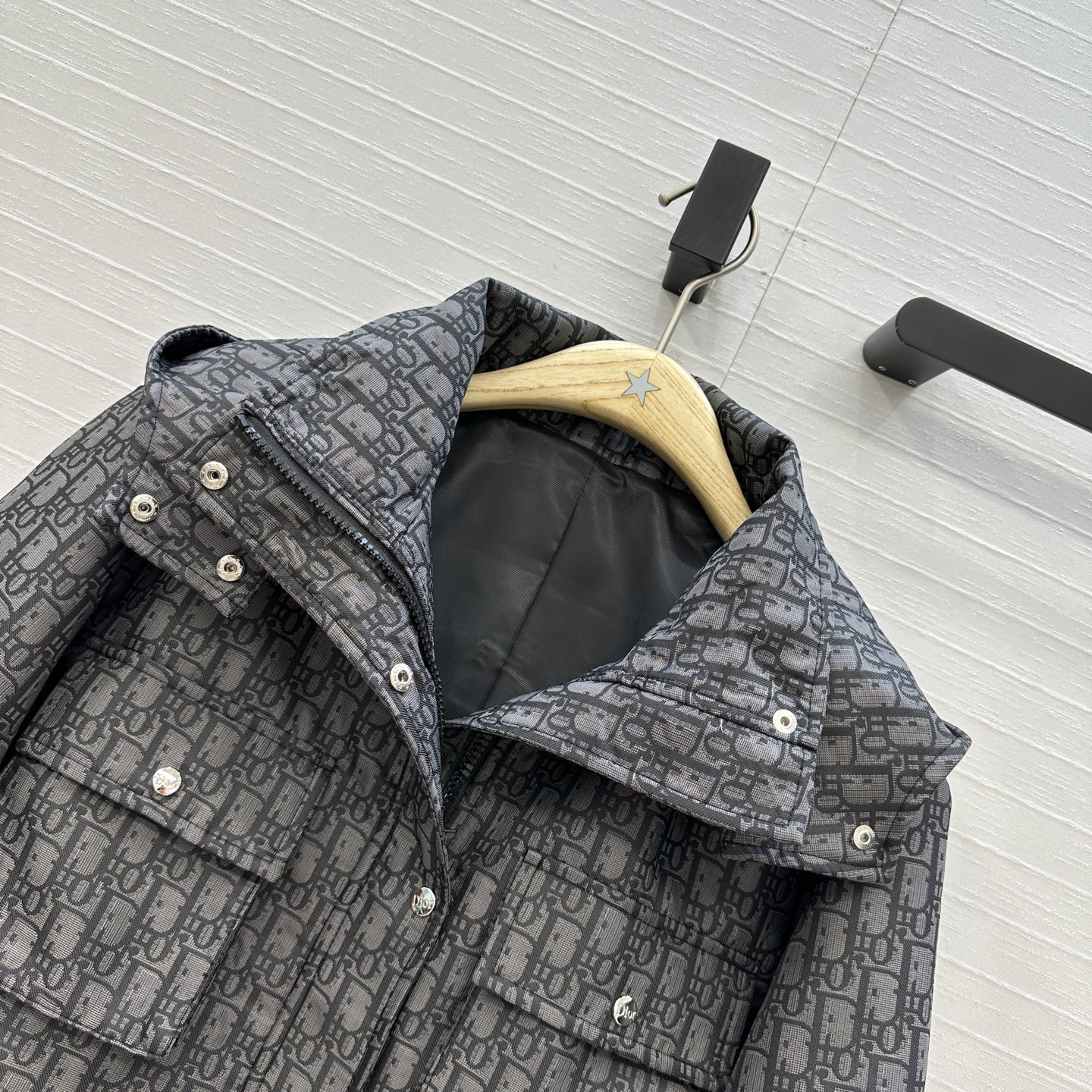 强烈推荐🤞D io*早秋新品，深灰色调经典logo提花短款夹克，定制塔夫绸提花面料！宽松H版型百搭时髦又