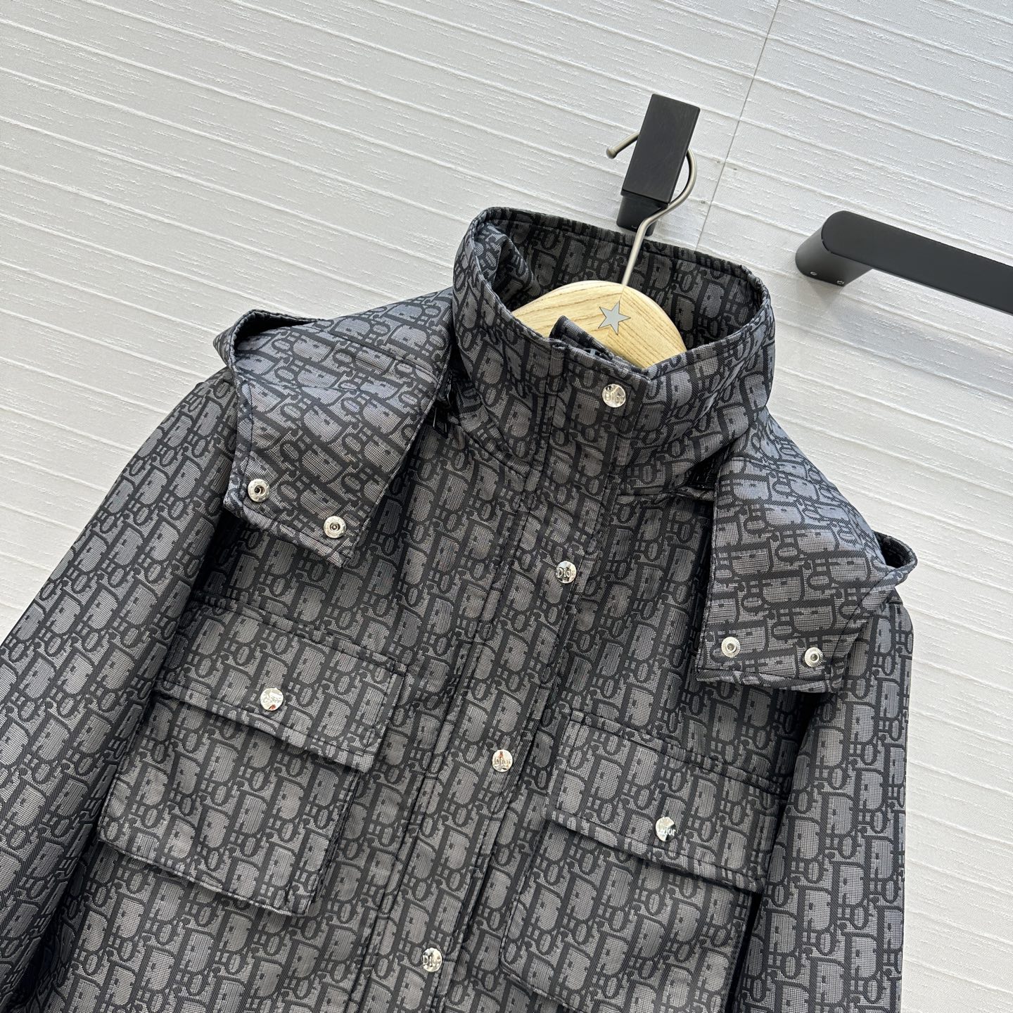 强烈推荐🤞D io*早秋新品，深灰色调经典logo提花短款夹克，定制塔夫绸提花面料！宽松H版型百搭时髦又