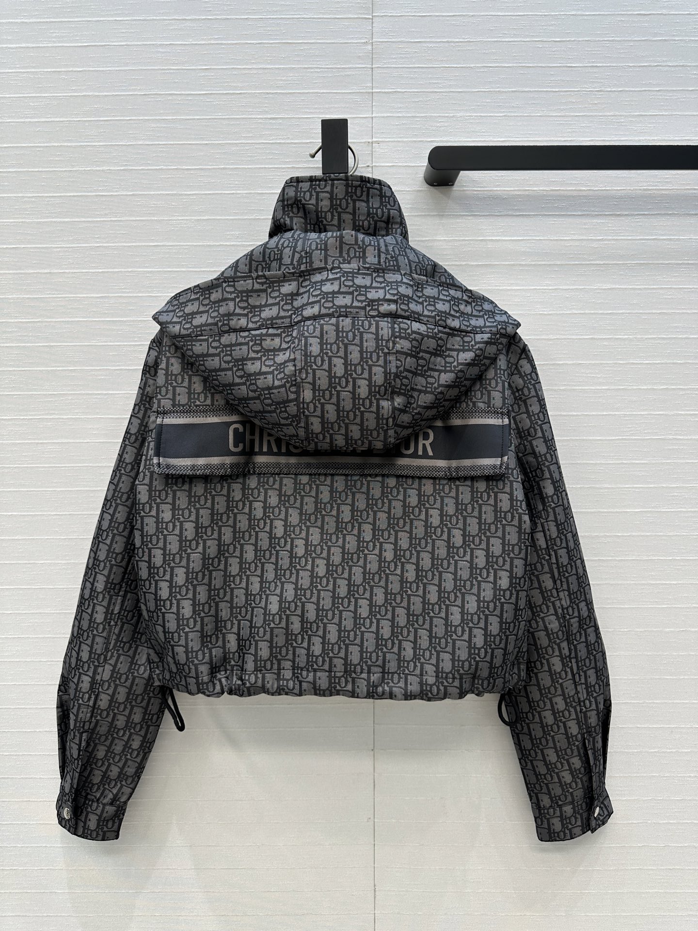 强烈推荐🤞D io*早秋新品，深灰色调经典logo提花短款夹克，定制塔夫绸提花面料！宽松H版型百搭时髦又