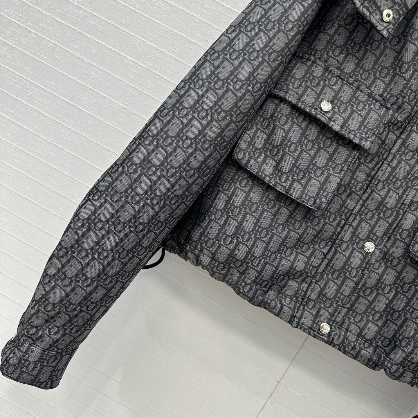 强烈推荐🤞D io*早秋新品，深灰色调经典logo提花短款夹克，定制塔夫绸提花面料！宽松H版型百搭时髦又