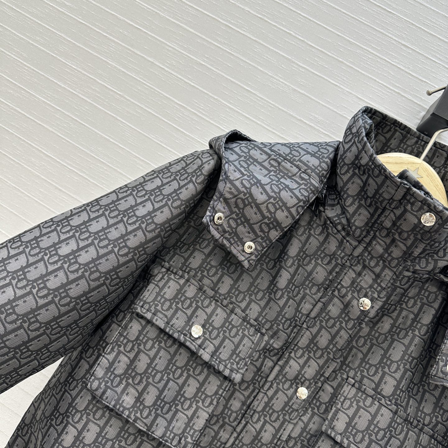 强烈推荐🤞D io*早秋新品，深灰色调经典logo提花短款夹克，定制塔夫绸提花面料！宽松H版型百搭时髦又