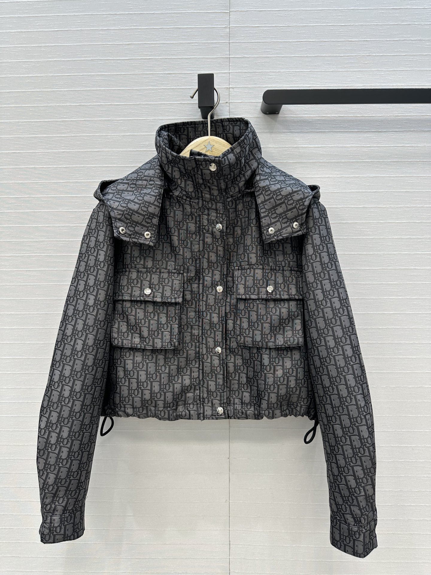 强烈推荐🤞D io*早秋新品，深灰色调经典logo提花短款夹克，定制塔夫绸提花面料！宽松H版型百搭时髦又