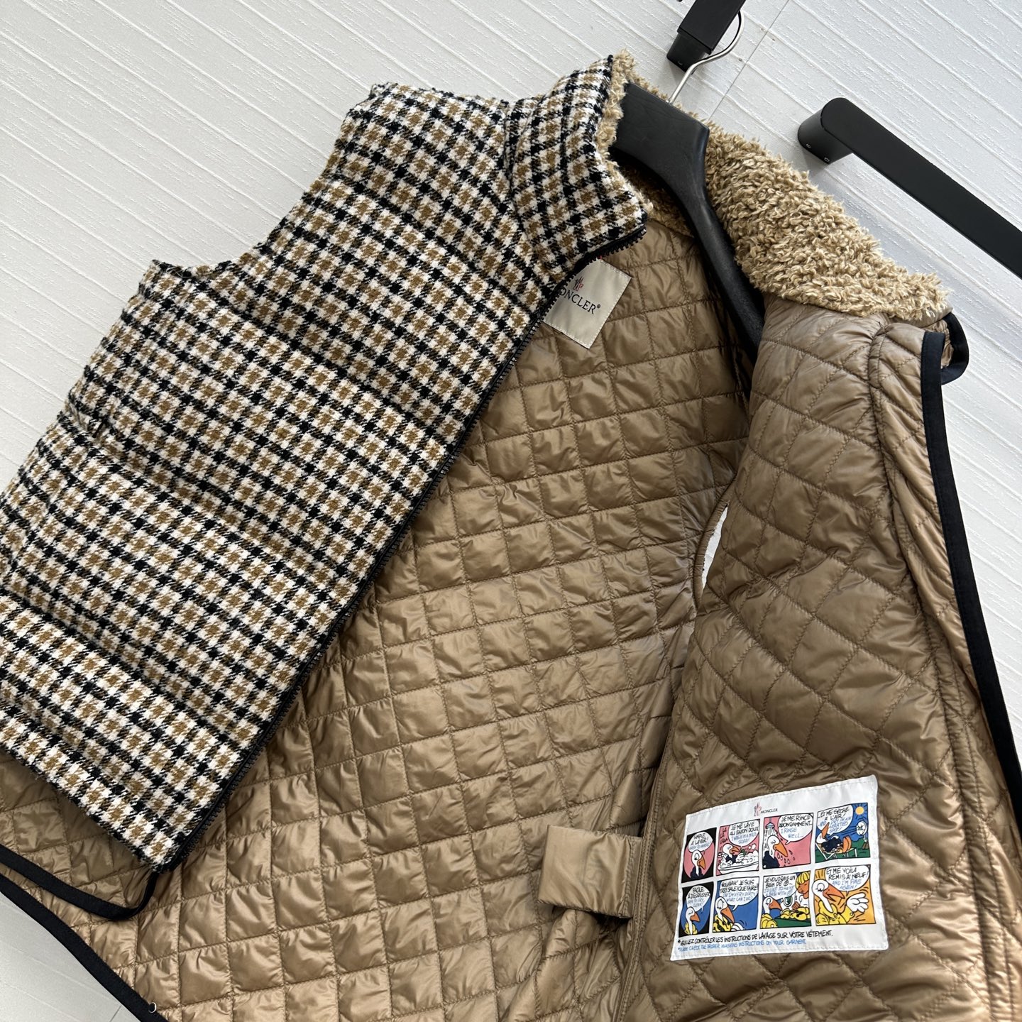 独家首发❤️原单品质Mo羊毛千鸟格羽绒马甲外套。泰迪卷毛立领与假两件尼龙拼接设计减龄少女风穿搭，经典H版