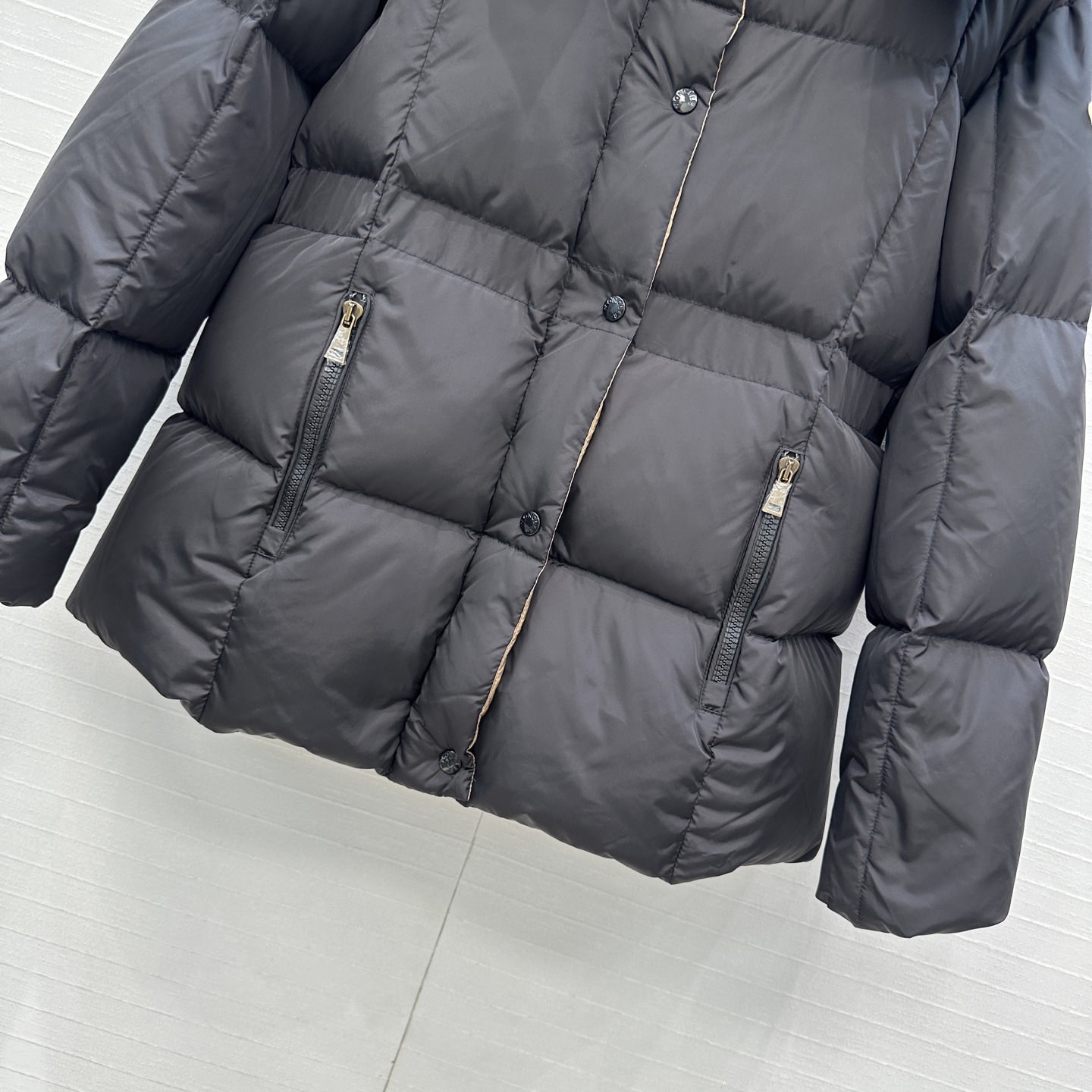 高端原单品质❤️Mo秋冬新品 Agneux收腰黑金连帽短款羽绒服外套！面包服🥯时髦度满分💯。连帽可拆卸！