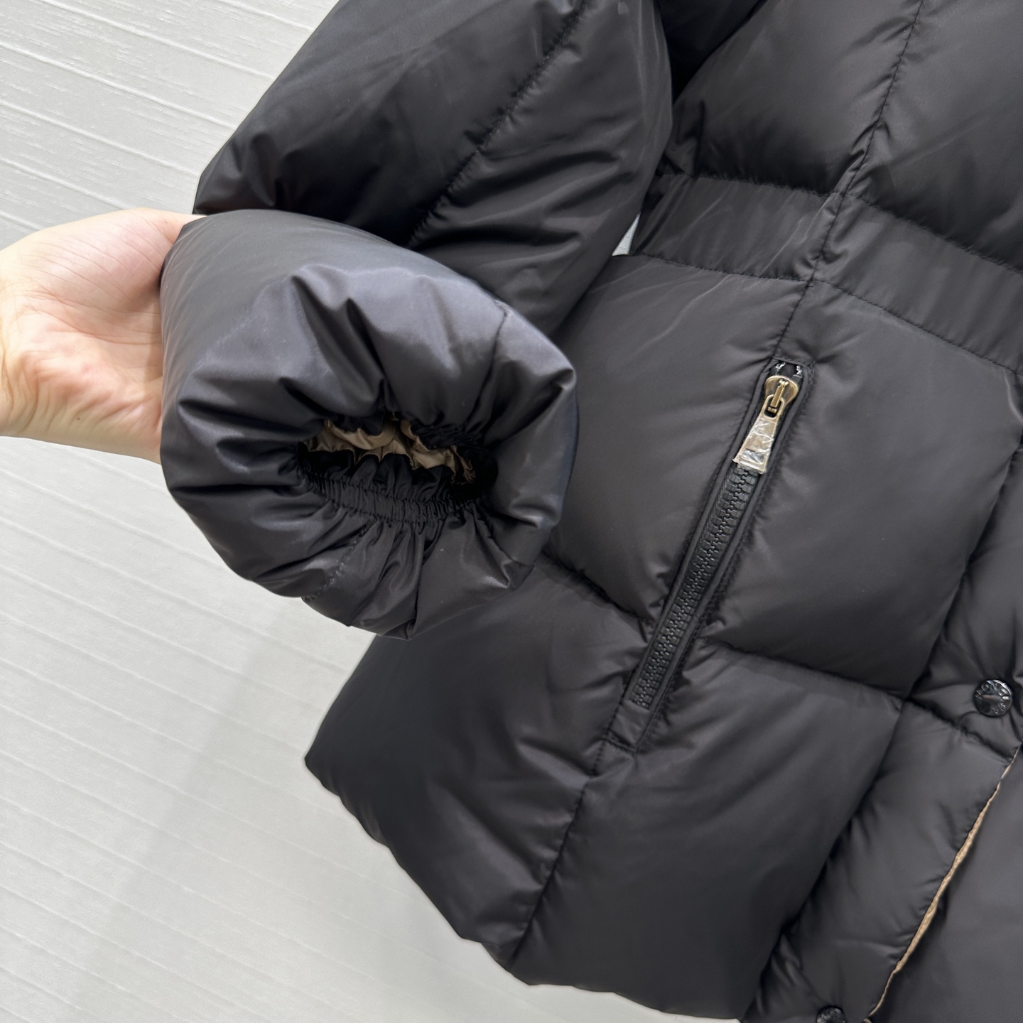高端原单品质❤️Mo秋冬新品 Agneux收腰黑金连帽短款羽绒服外套！面包服🥯时髦度满分💯。连帽可拆卸！