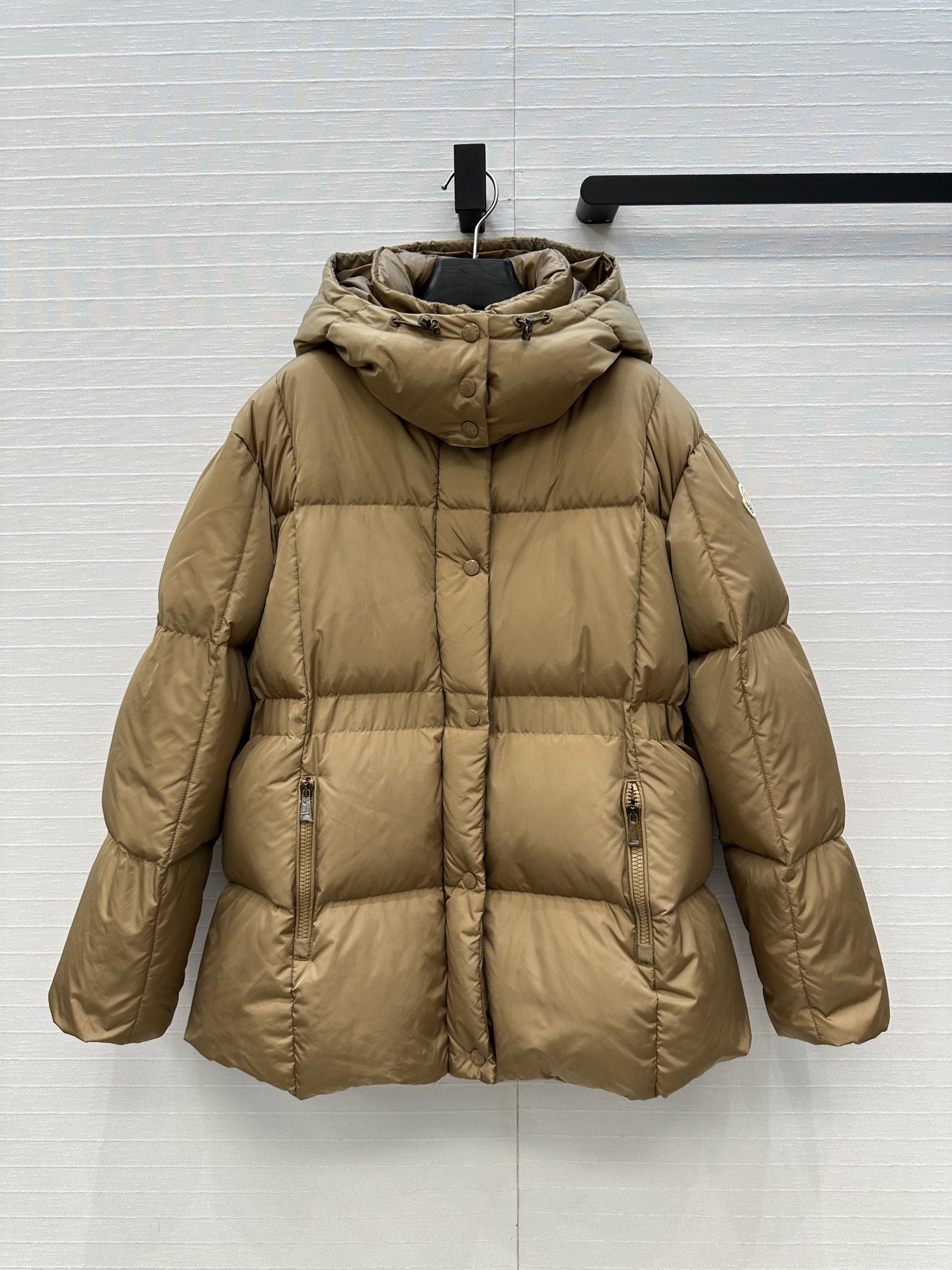 高端原单品质❤️Mo秋冬新品 Agneux收腰黑金连帽短款羽绒服外套！面包服🥯时髦度满分💯。连帽可拆卸！