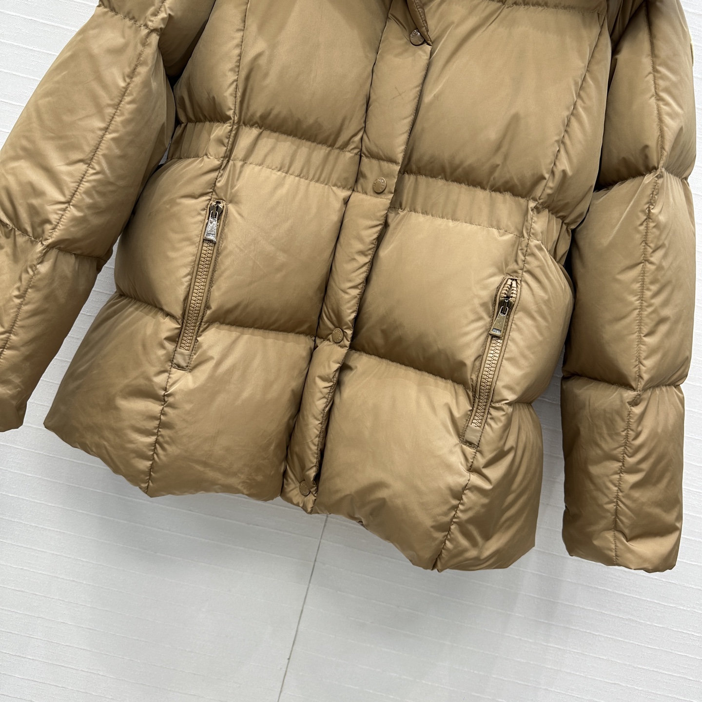 高端原单品质❤️Mo秋冬新品 Agneux收腰黑金连帽短款羽绒服外套！面包服🥯时髦度满分💯。连帽可拆卸！