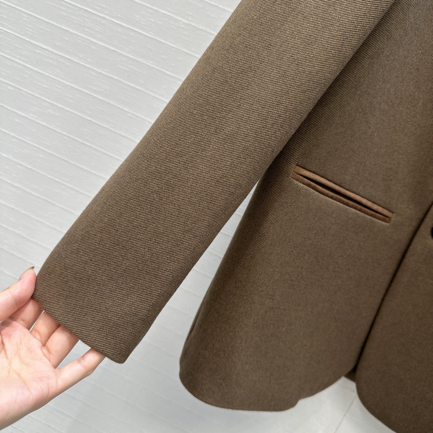 强烈推荐❤️Loro Piana复古老钱风穿搭夹克外套，绒面拼接立领单排扣设计，版型上身干练优雅气质经典