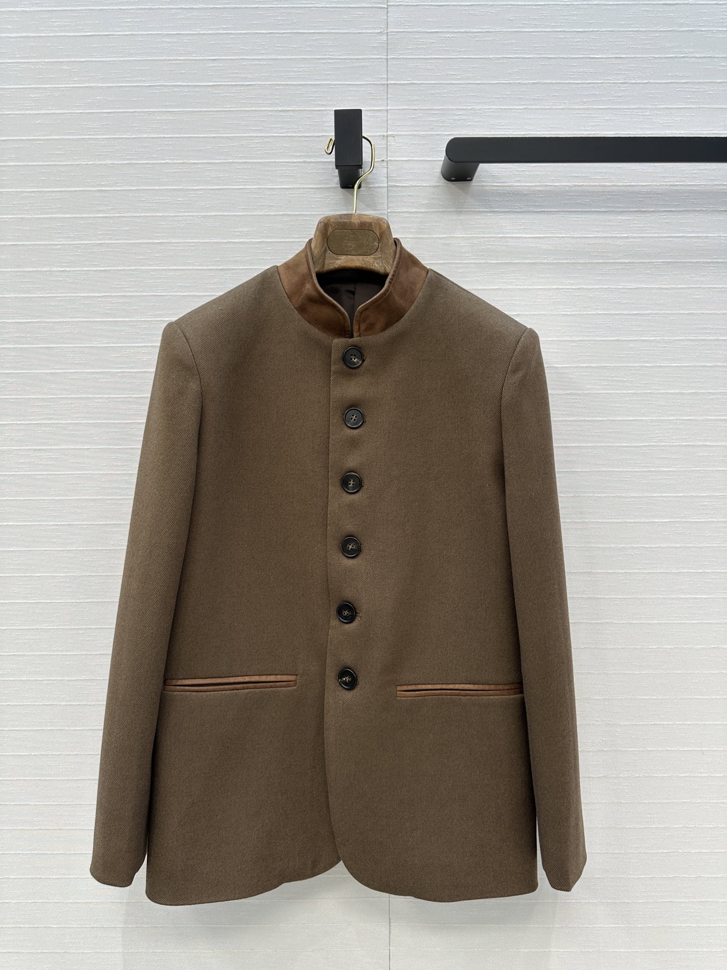 强烈推荐❤️Loro Piana复古老钱风穿搭夹克外套，绒面拼接立领单排扣设计，版型上身干练优雅气质经典