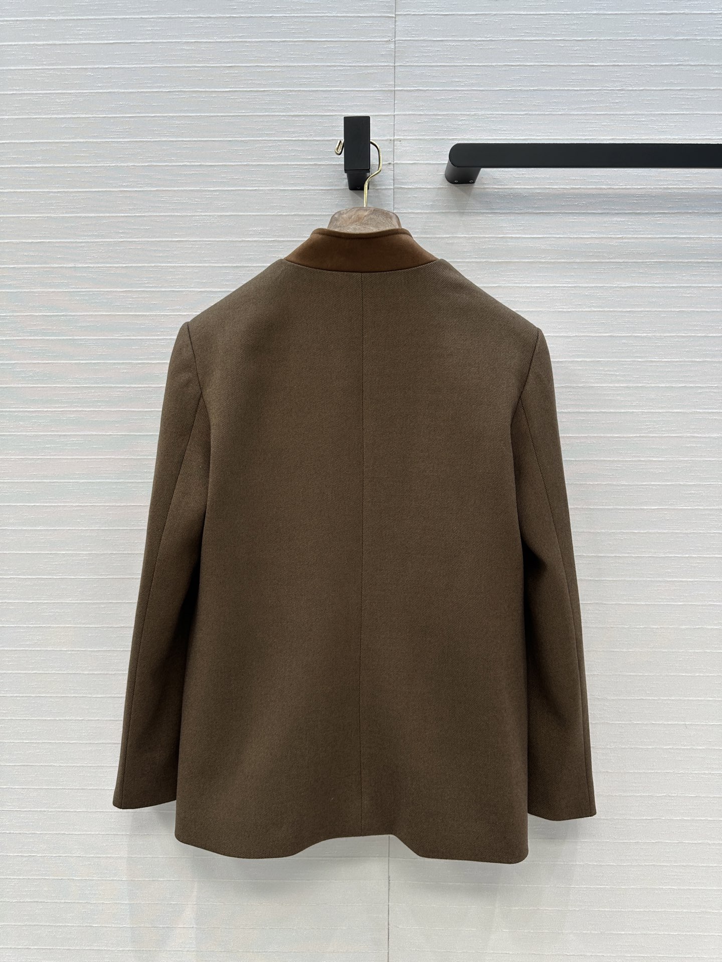 强烈推荐❤️Loro Piana复古老钱风穿搭夹克外套，绒面拼接立领单排扣设计，版型上身干练优雅气质经典