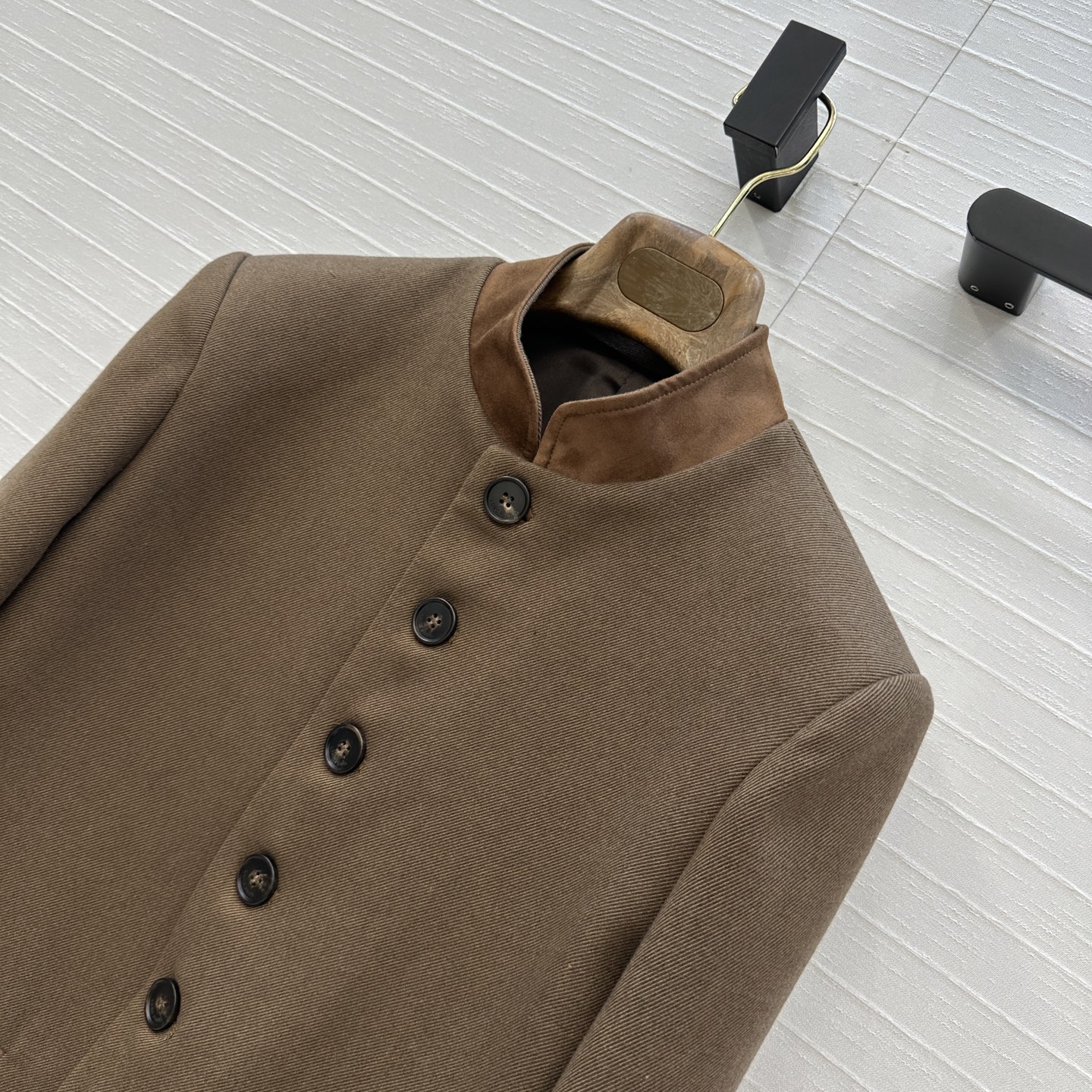 强烈推荐❤️Loro Piana复古老钱风穿搭夹克外套，绒面拼接立领单排扣设计，版型上身干练优雅气质经典