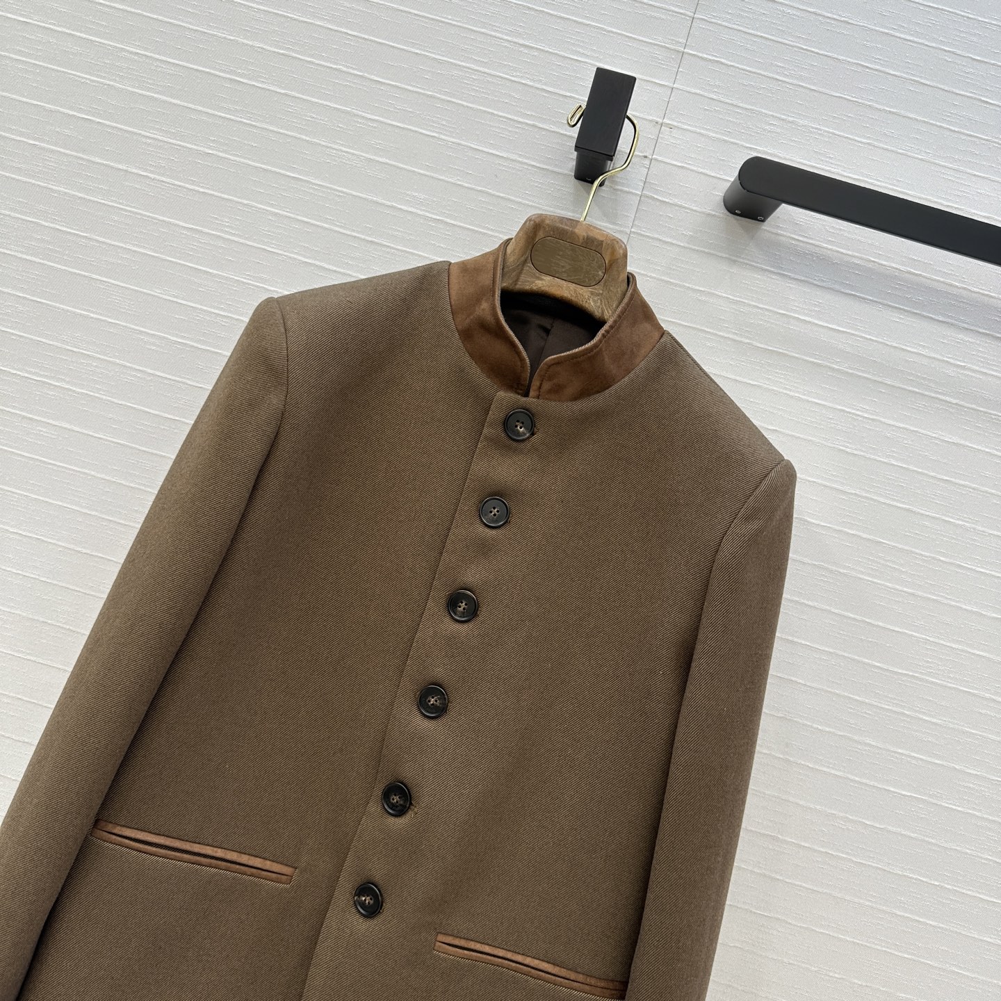 强烈推荐❤️Loro Piana复古老钱风穿搭夹克外套，绒面拼接立领单排扣设计，版型上身干练优雅气质经典