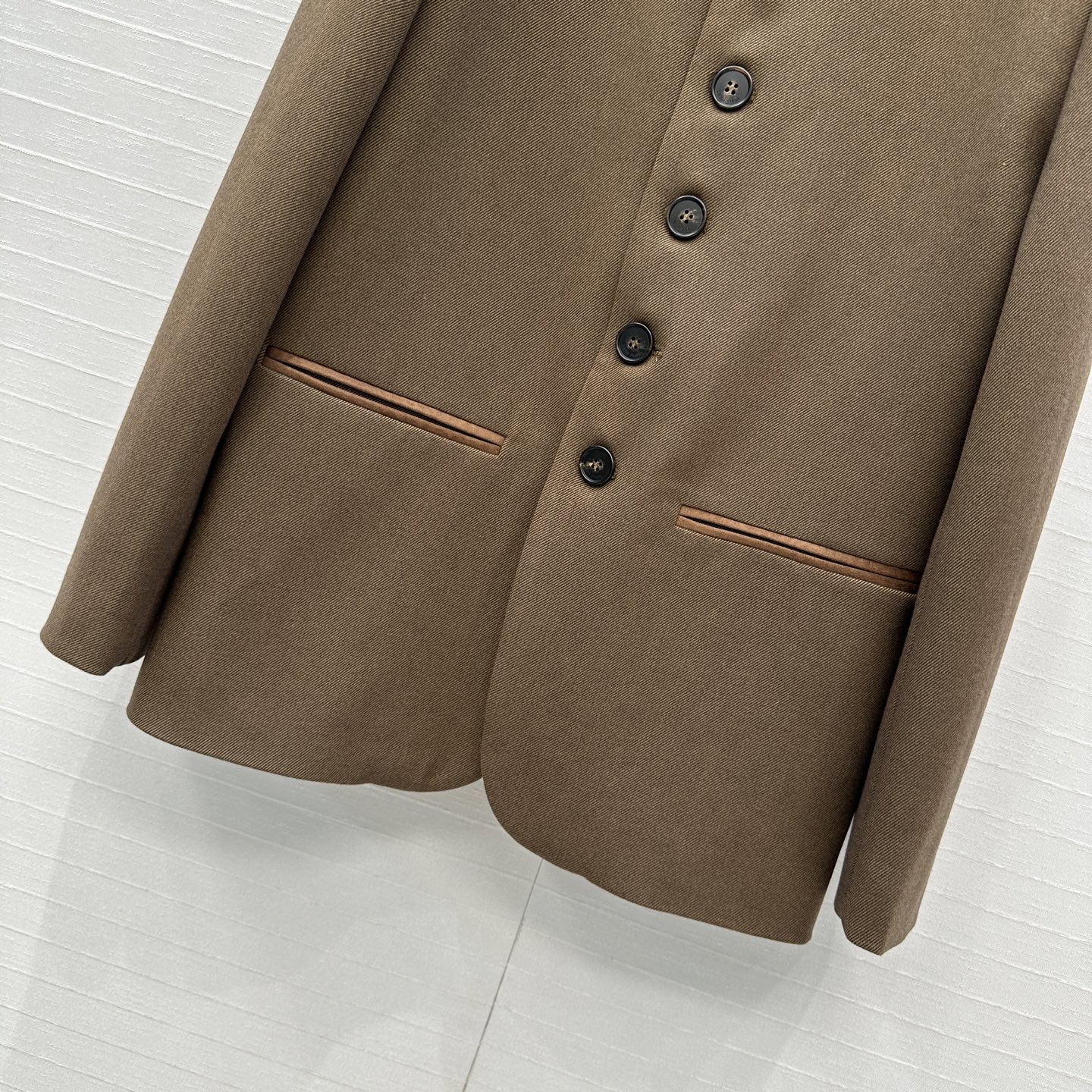 强烈推荐❤️Loro Piana复古老钱风穿搭夹克外套，绒面拼接立领单排扣设计，版型上身干练优雅气质经典