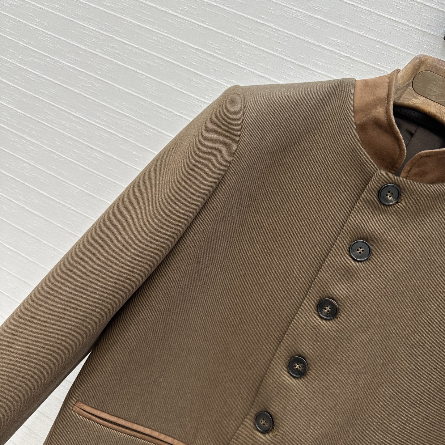 强烈推荐❤️Loro Piana复古老钱风穿搭夹克外套，绒面拼接立领单排扣设计，版型上身干练优雅气质经典