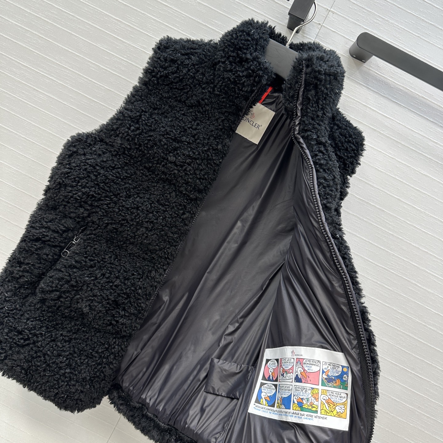 独家首发❤️原单品质Moncl*25新品Wourl毛款羽绒马甲外套。定制环保泰迪绒毛毛面料软糯细腻，气质