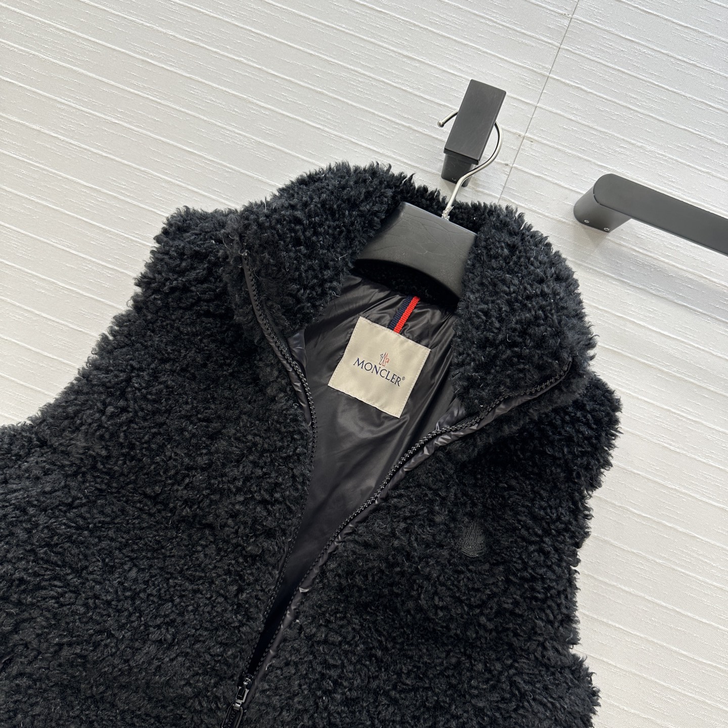 独家首发❤️原单品质Moncl*25新品Wourl毛款羽绒马甲外套。定制环保泰迪绒毛毛面料软糯细腻，气质