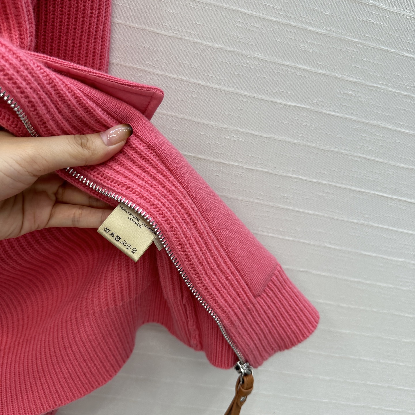 独家首发❤️原单品质，H高智感休闲穿搭 中长款羊绒针织拉链外套！H扣拼皮口袋设计瑞士机织工艺简洁大气！经