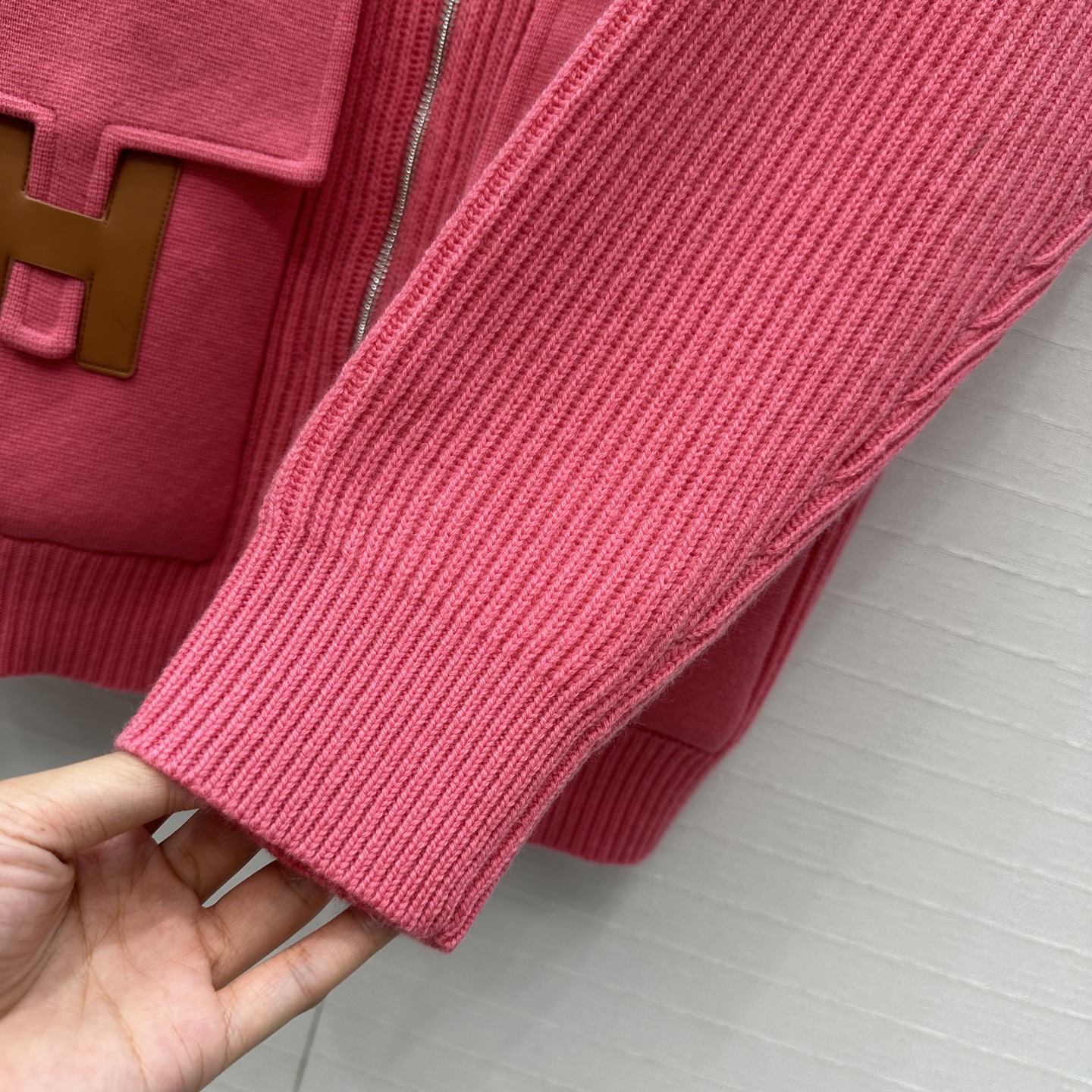 独家首发❤️原单品质，H高智感休闲穿搭 中长款羊绒针织拉链外套！H扣拼皮口袋设计瑞士机织工艺简洁大气！经