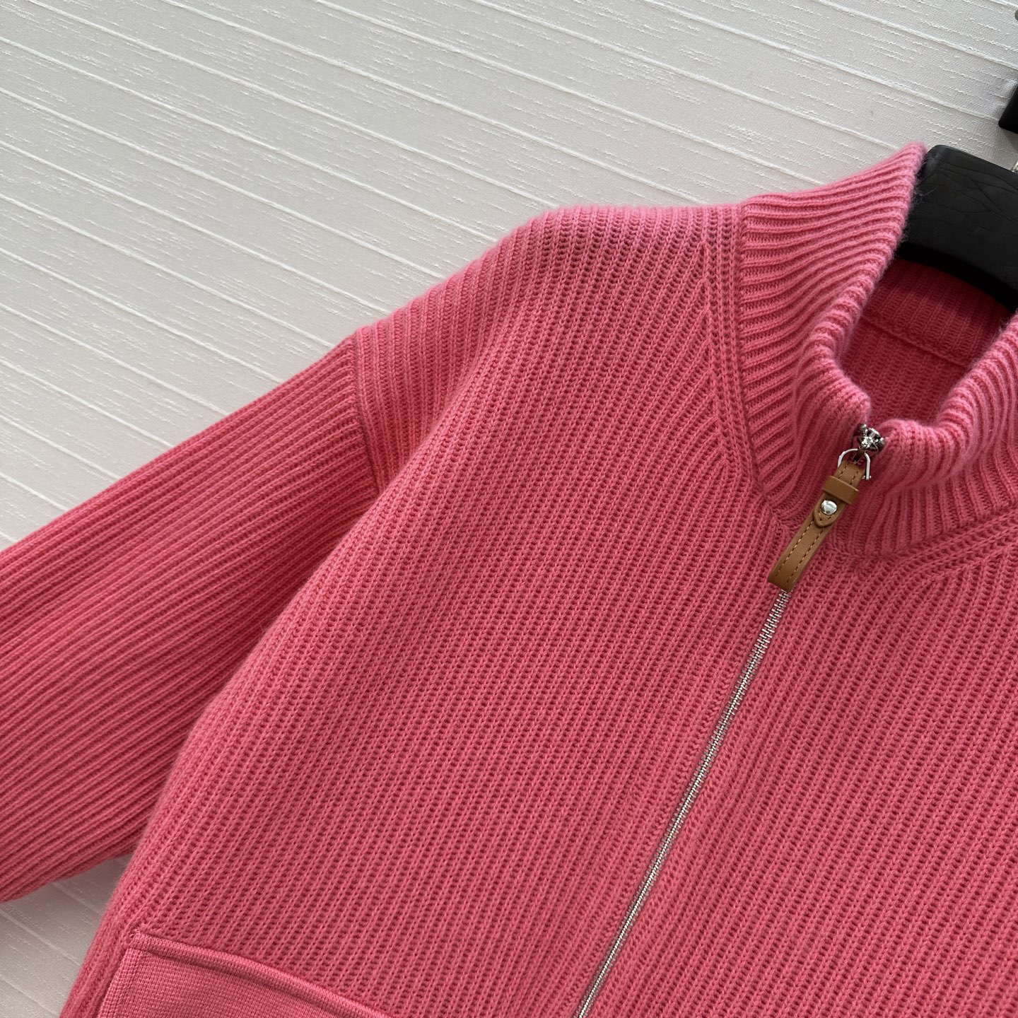 独家首发❤️原单品质，H高智感休闲穿搭 中长款羊绒针织拉链外套！H扣拼皮口袋设计瑞士机织工艺简洁大气！经