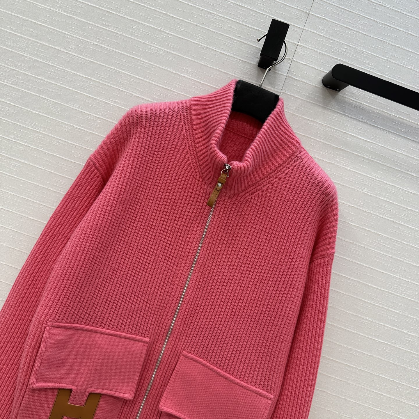 独家首发❤️原单品质，H高智感休闲穿搭 中长款羊绒针织拉链外套！H扣拼皮口袋设计瑞士机织工艺简洁大气！经