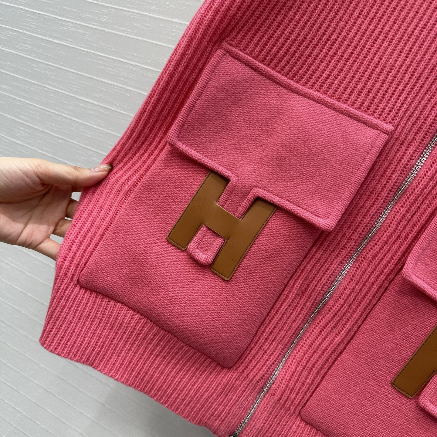 独家首发❤️原单品质，H高智感休闲穿搭 中长款羊绒针织拉链外套！H扣拼皮口袋设计瑞士机织工艺简洁大气！经