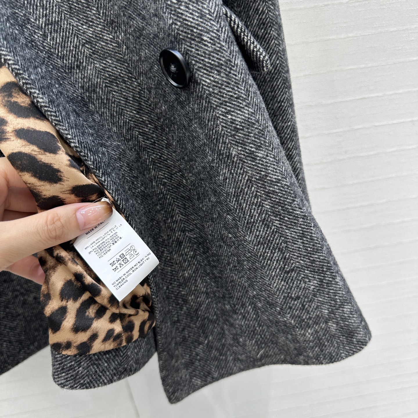 强烈推荐❤️D&G*新品 灰色人字纹羊毛西装外套，双排扣设计经典大气，翻驳领造型利落；内里有豹纹衬里增添