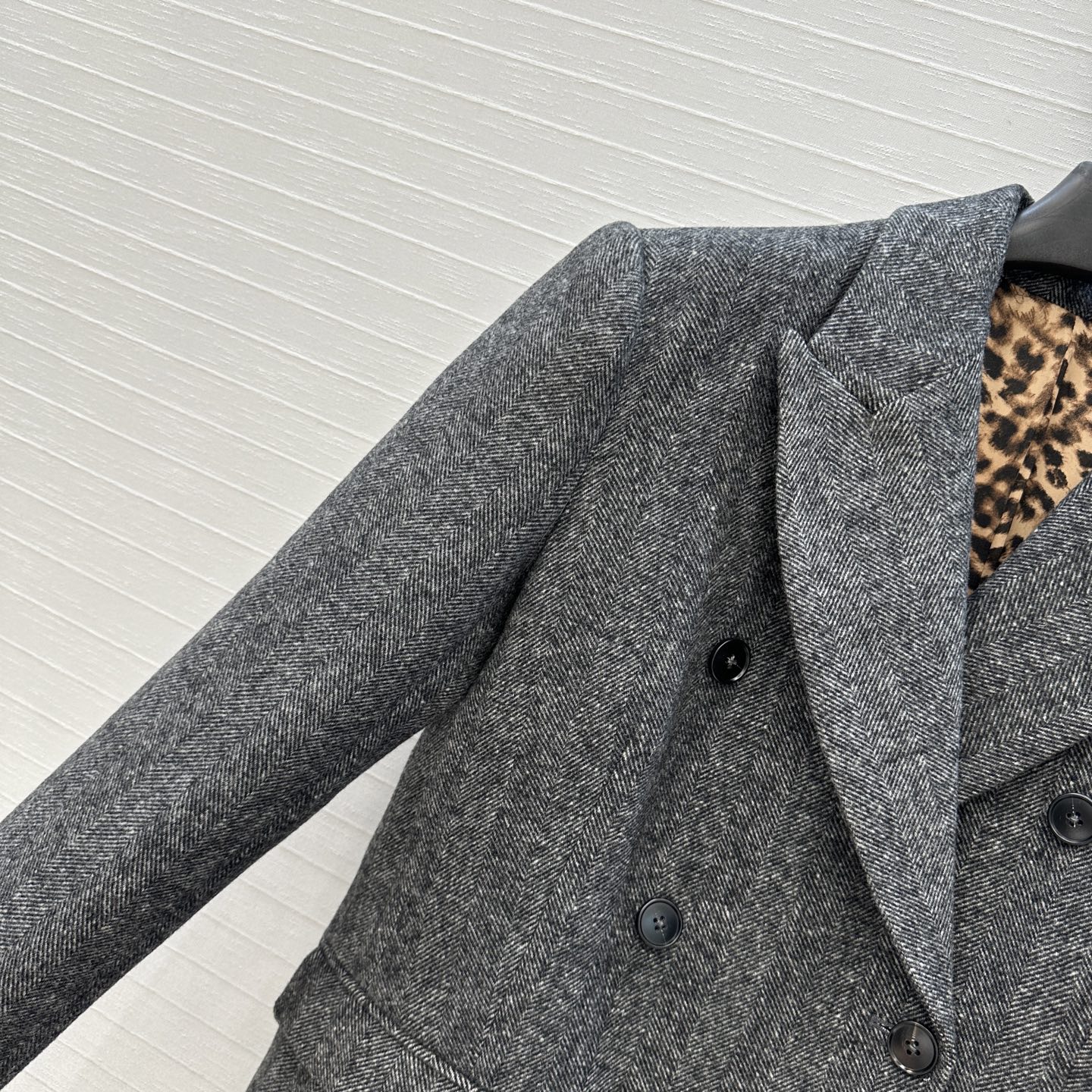 强烈推荐❤️D&G*新品 灰色人字纹羊毛西装外套，双排扣设计经典大气，翻驳领造型利落；内里有豹纹衬里增添