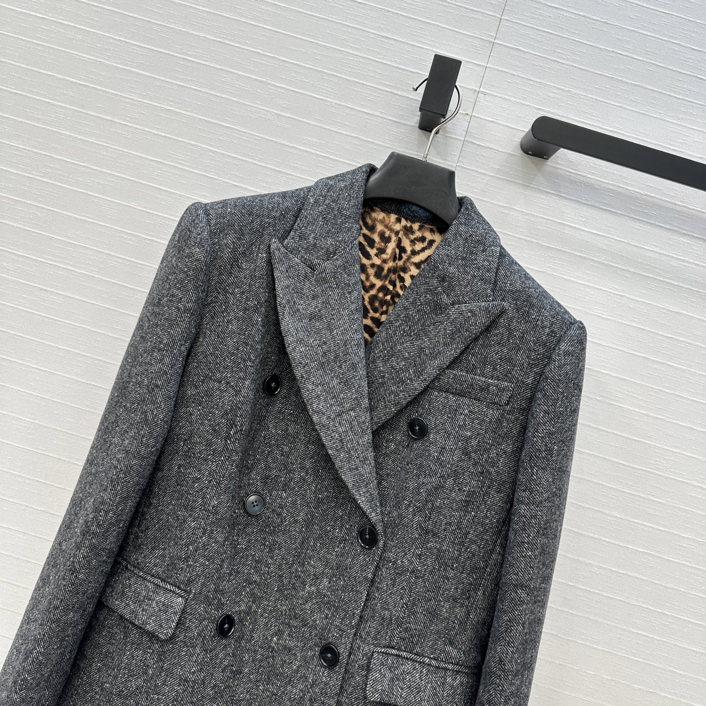 强烈推荐❤️D&G*新品 灰色人字纹羊毛西装外套，双排扣设计经典大气，翻驳领造型利落；内里有豹纹衬里增添