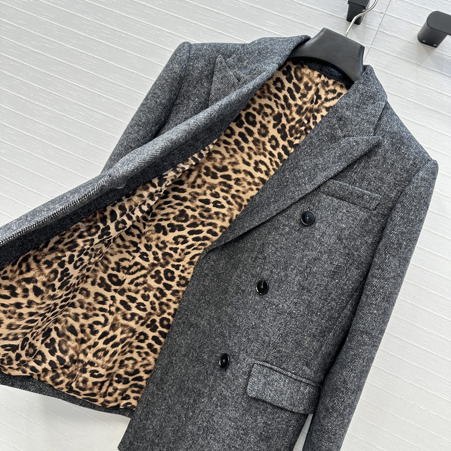 强烈推荐❤️D&G*新品 灰色人字纹羊毛西装外套，双排扣设计经典大气，翻驳领造型利落；内里有豹纹衬里增添
