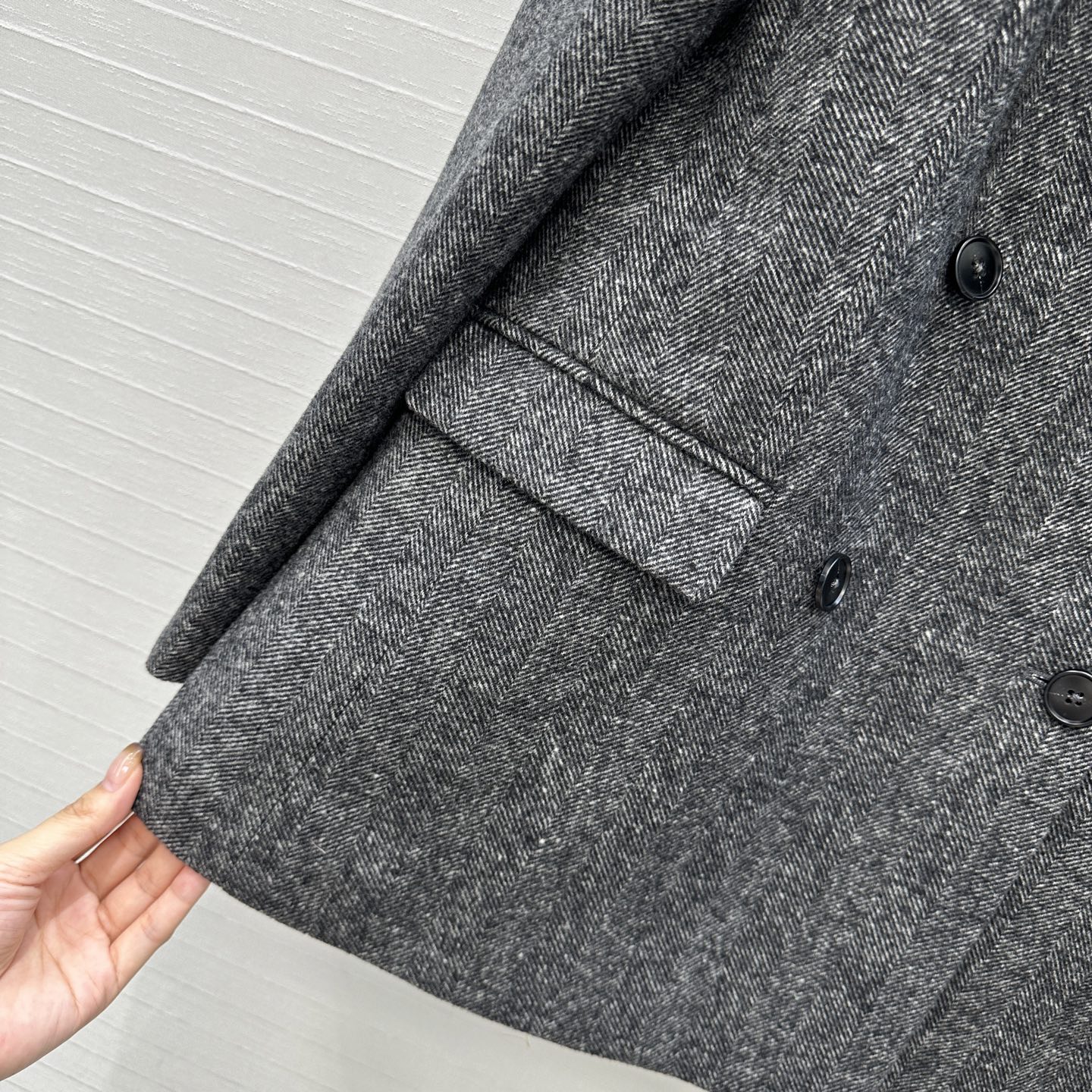 强烈推荐❤️D&G*新品 灰色人字纹羊毛西装外套，双排扣设计经典大气，翻驳领造型利落；内里有豹纹衬里增添